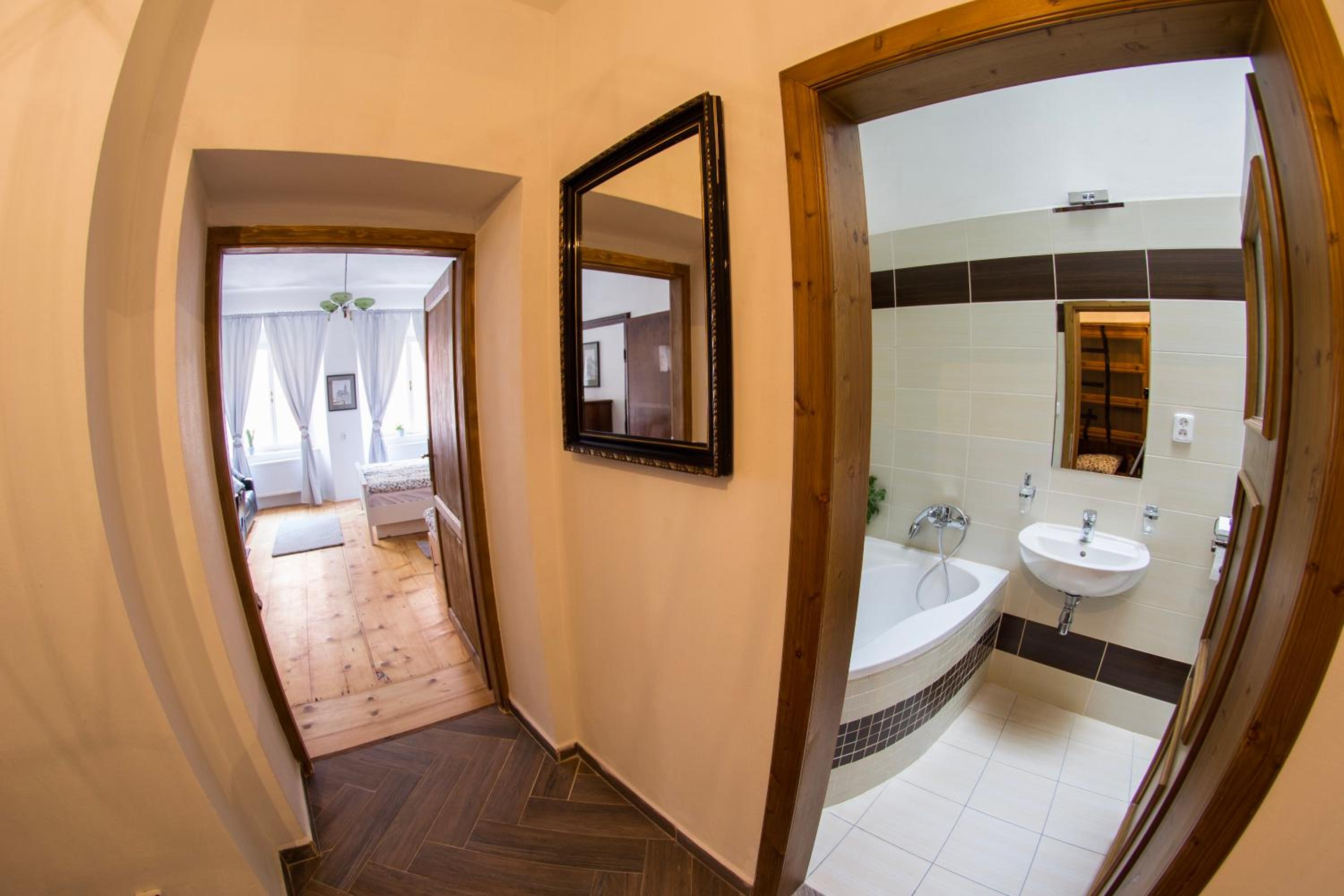 Deluxe Quadruple Room with Bath - Photo 5