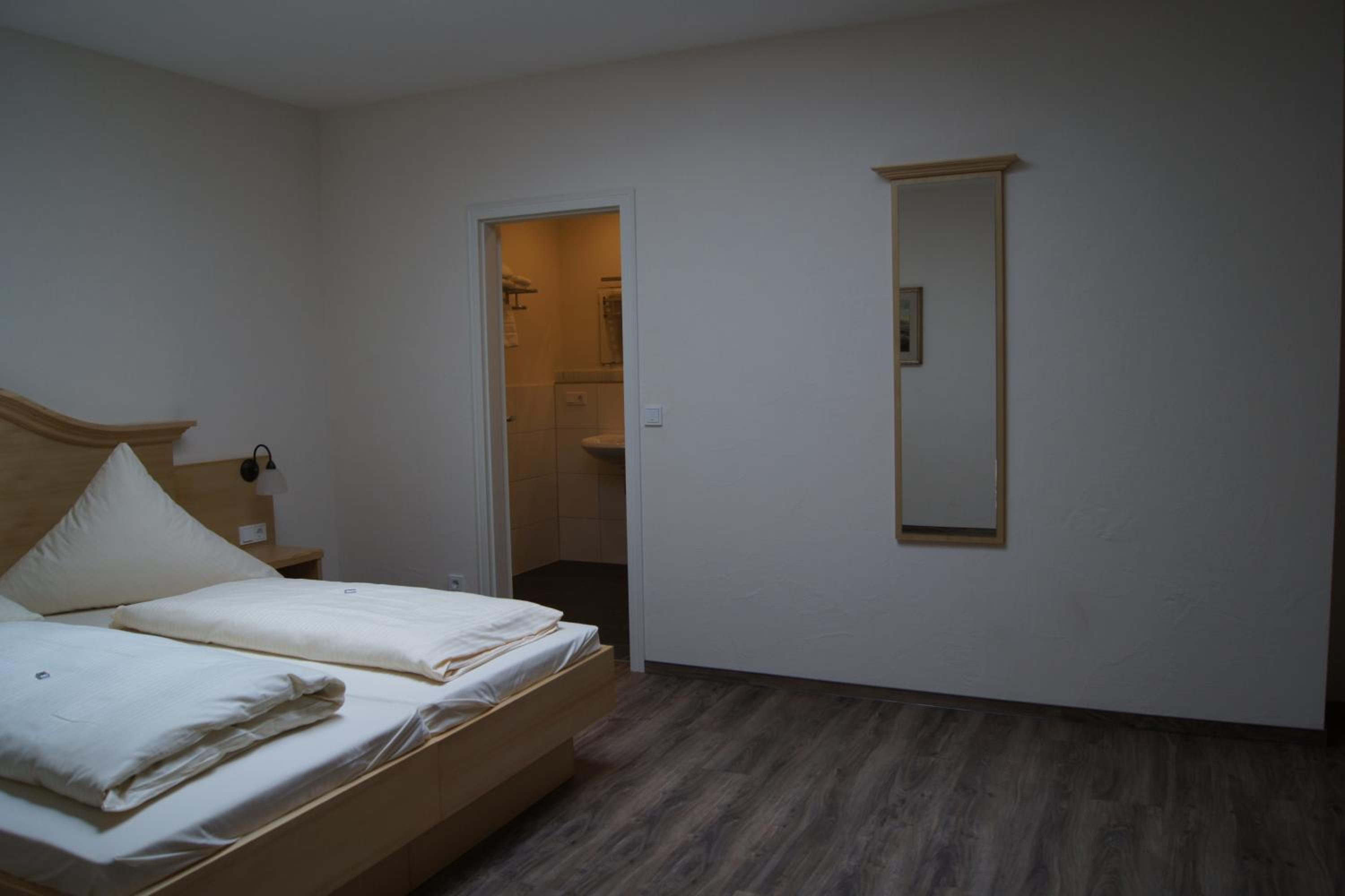 Twin Room with Skylight Window - Photo 2