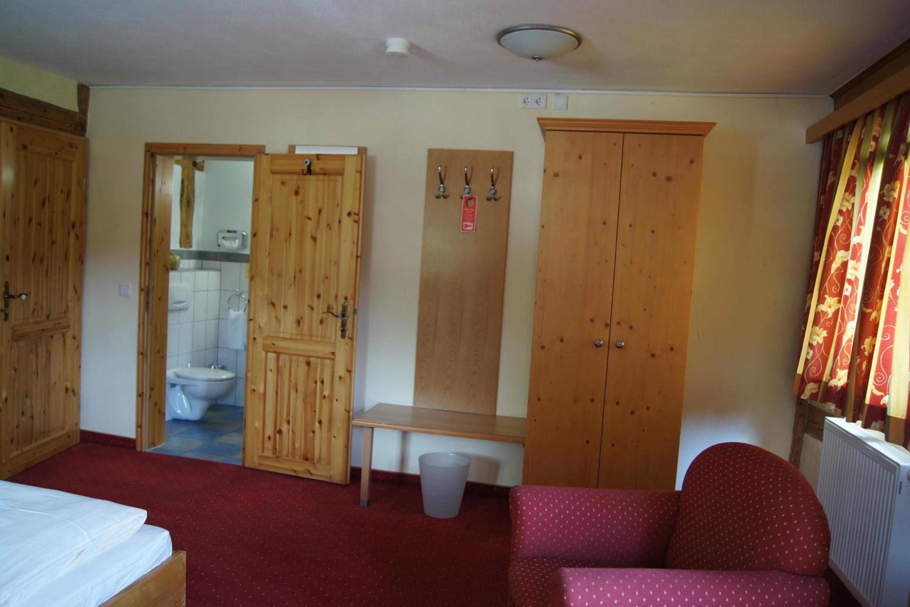Double Room with Private Bathroom - Photo 6