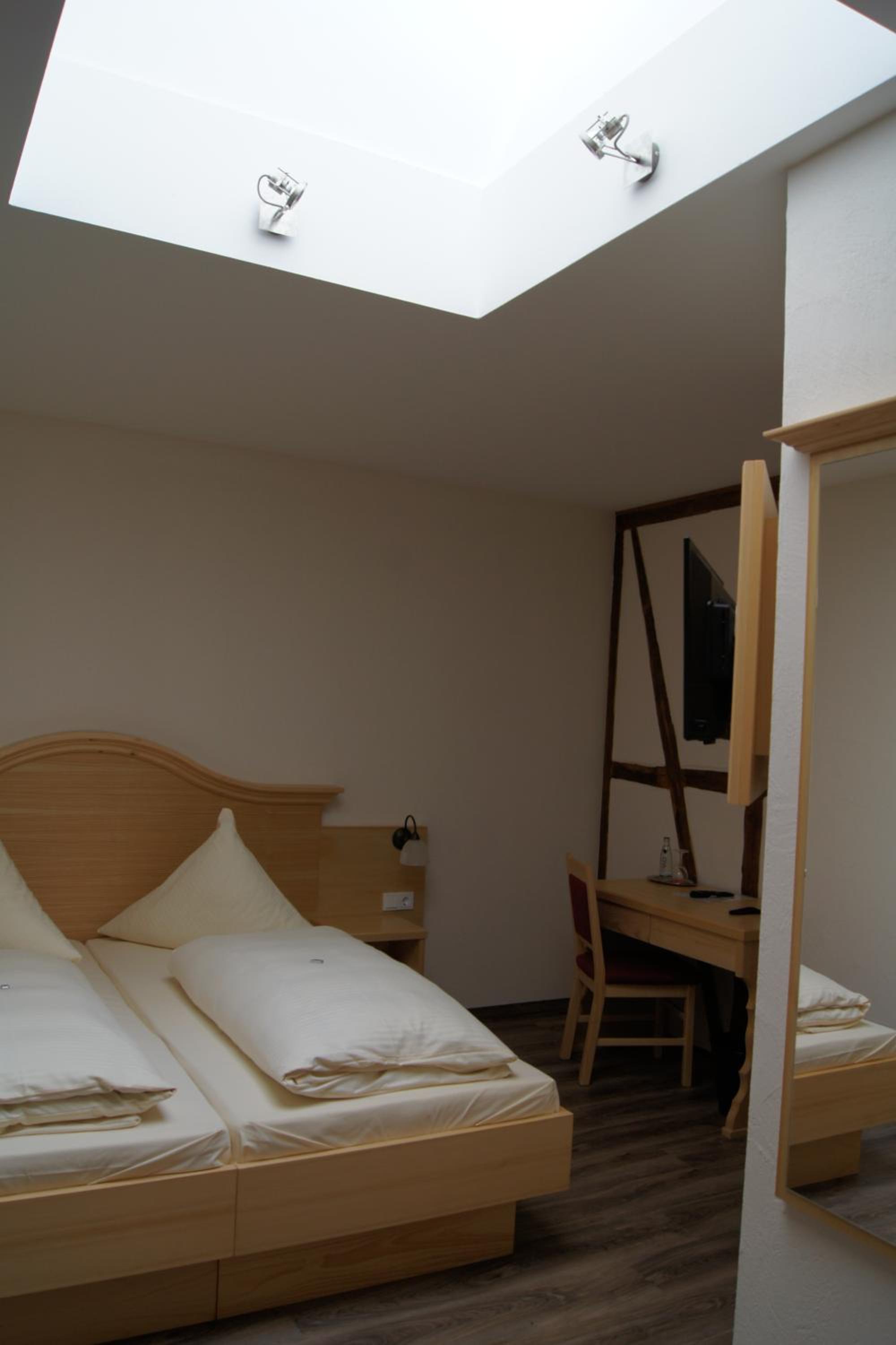 Double Room with Skylight Window - Photo 3