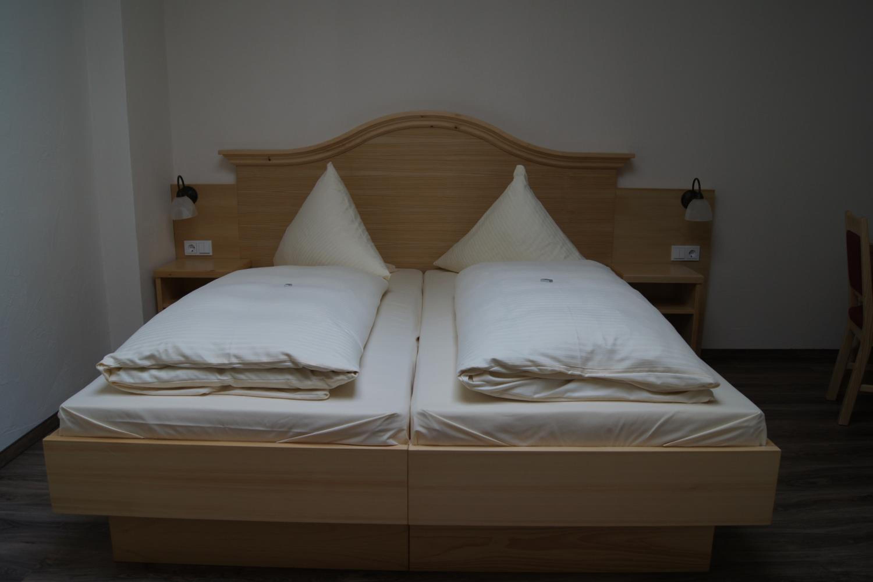 Double Room with Skylight Window - Photo 1