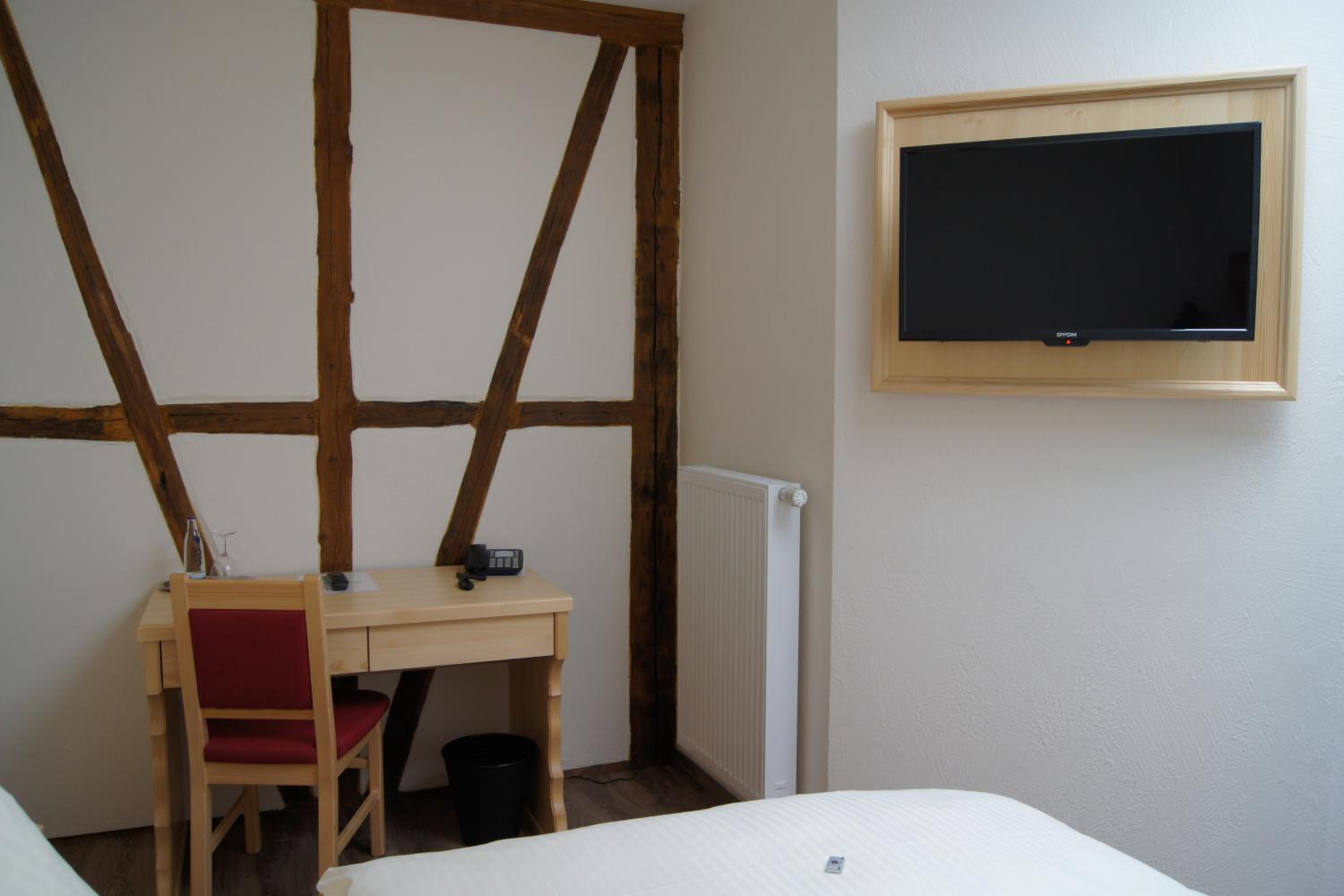 Double Room with Skylight Window - Photo 4