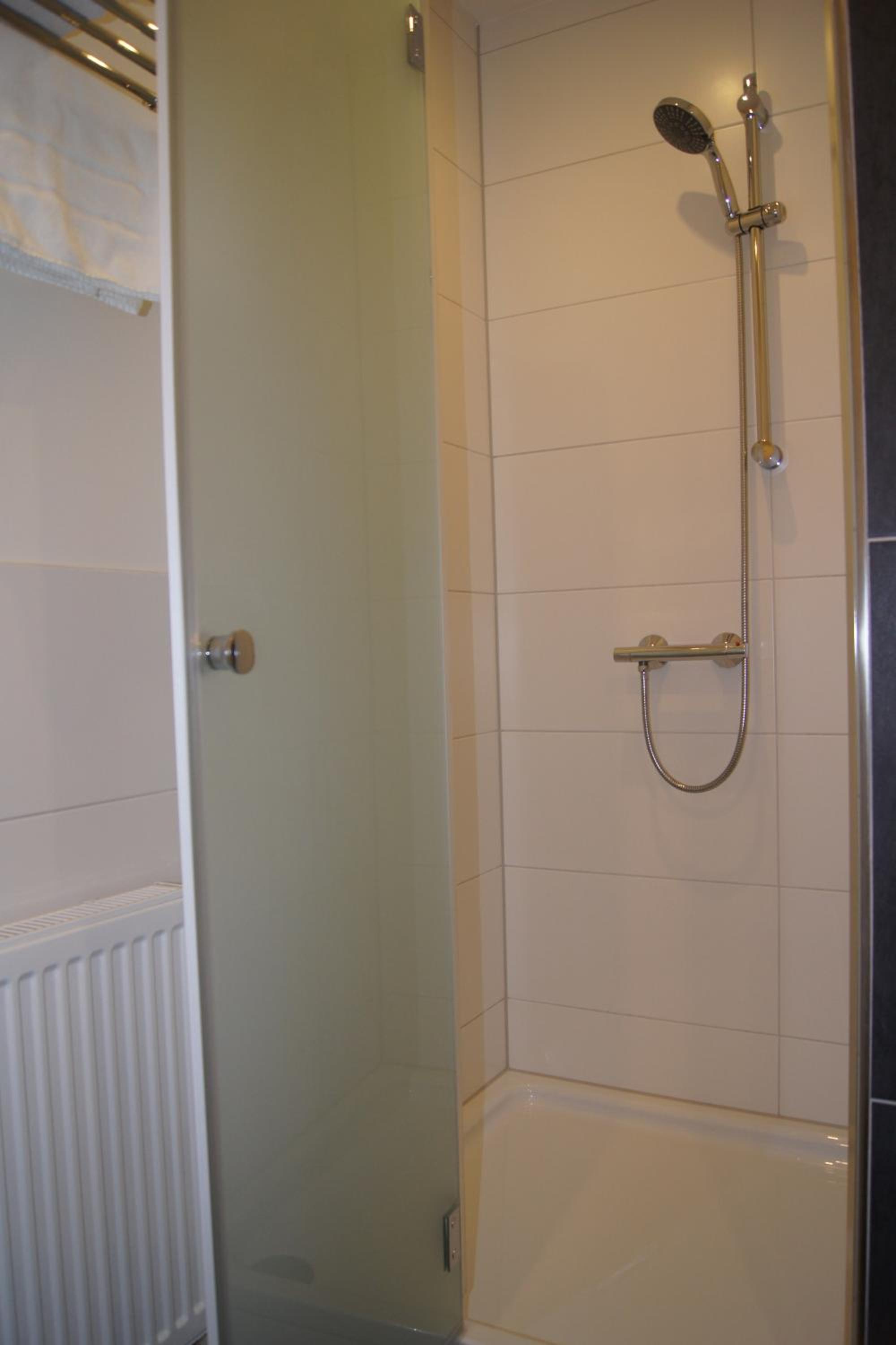 Double Room with Skylight Window - Photo 2
