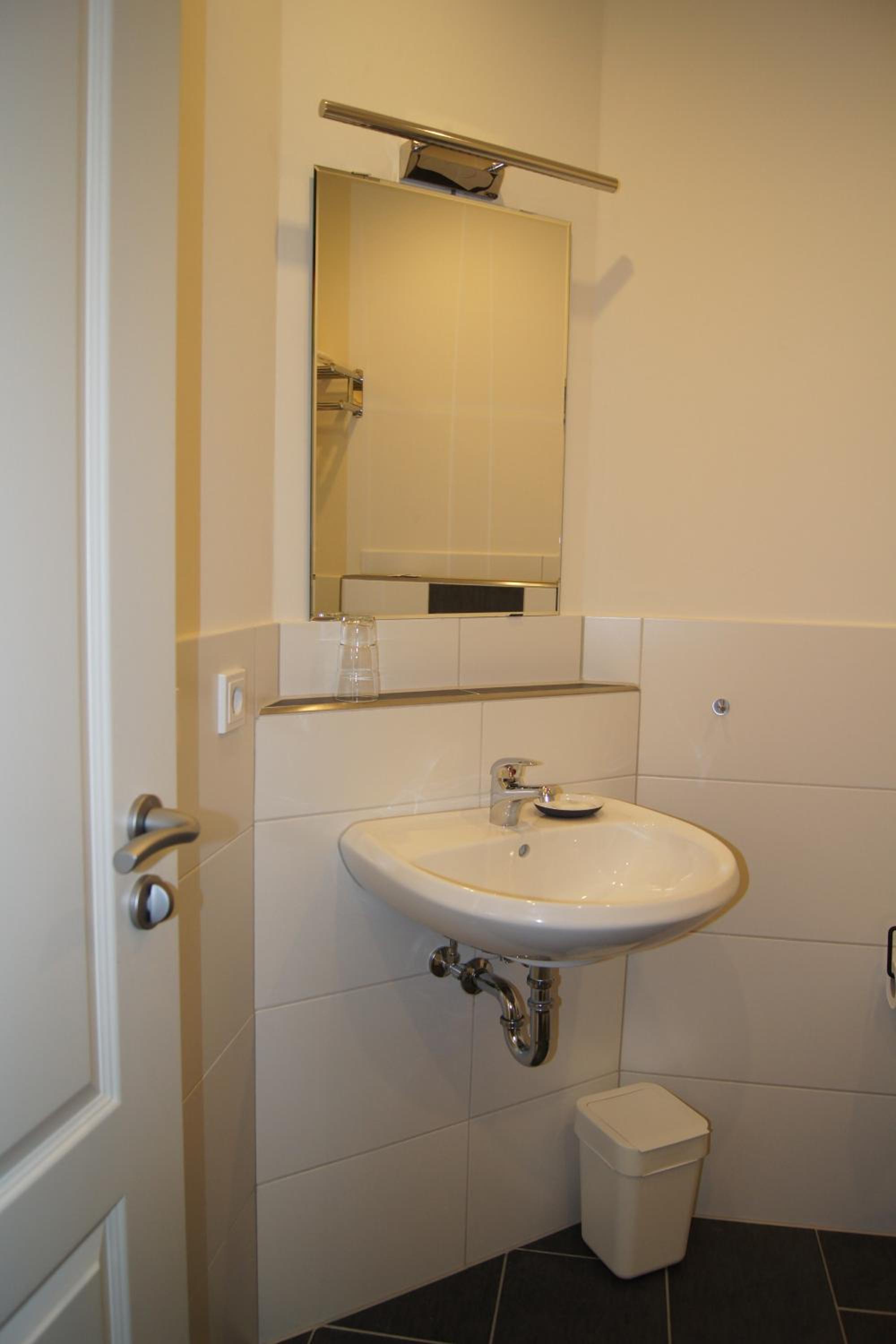 Double Room with Skylight Window - Photo 5