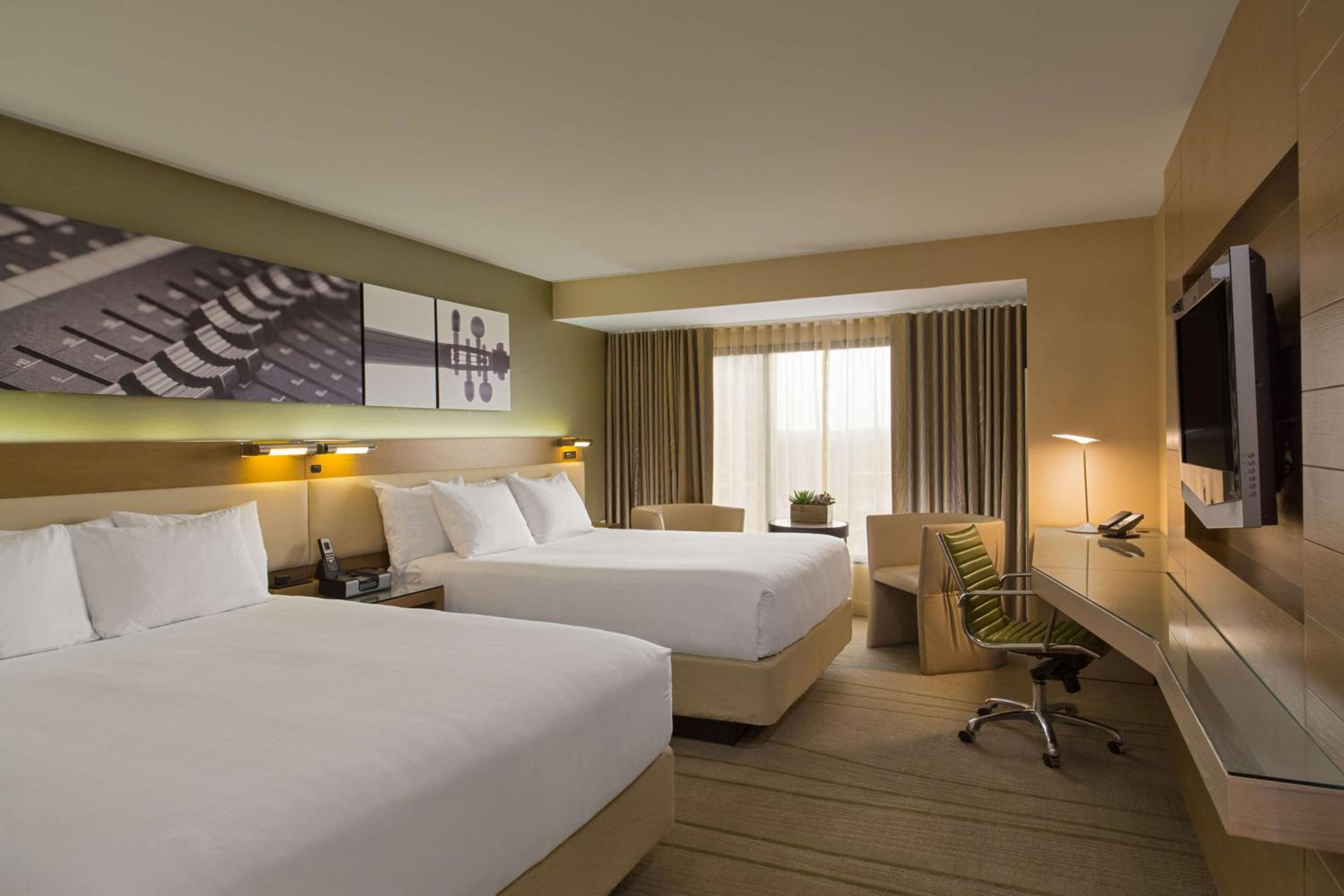 2 Queen Beds - Photo 5