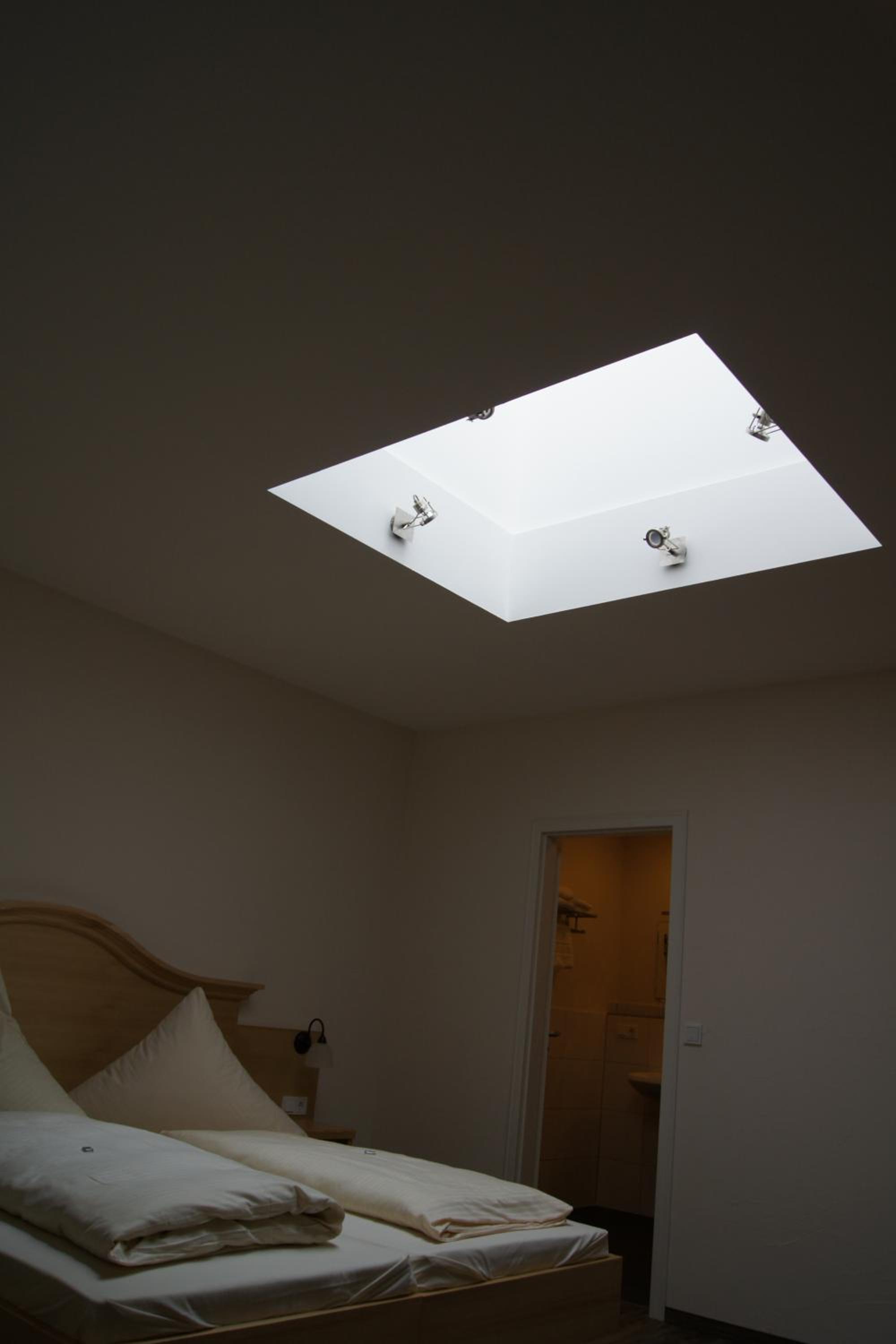 Twin Room with Skylight Window - Photo 5