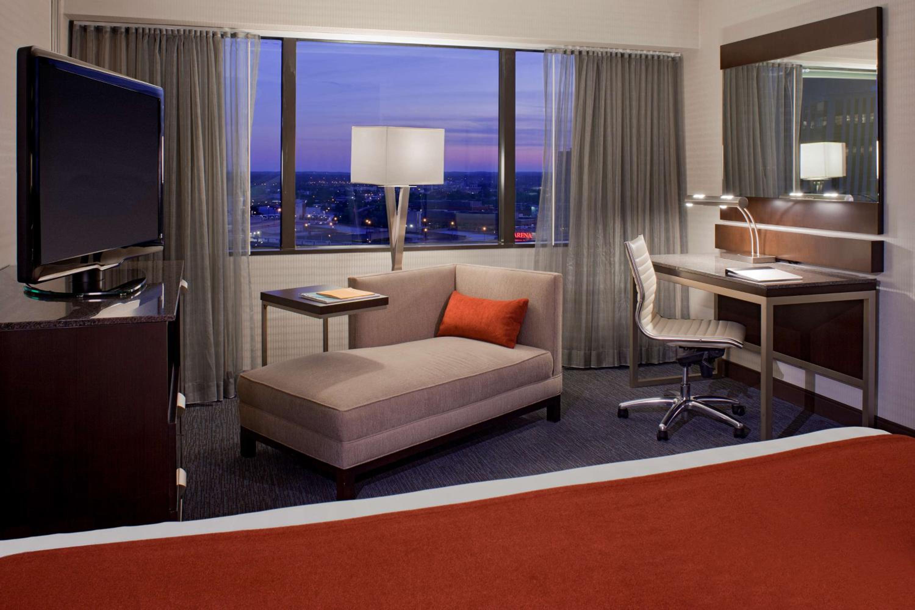 Queen Room with Two Queen Beds and Accessible Tub - Disability Access - Photo 3