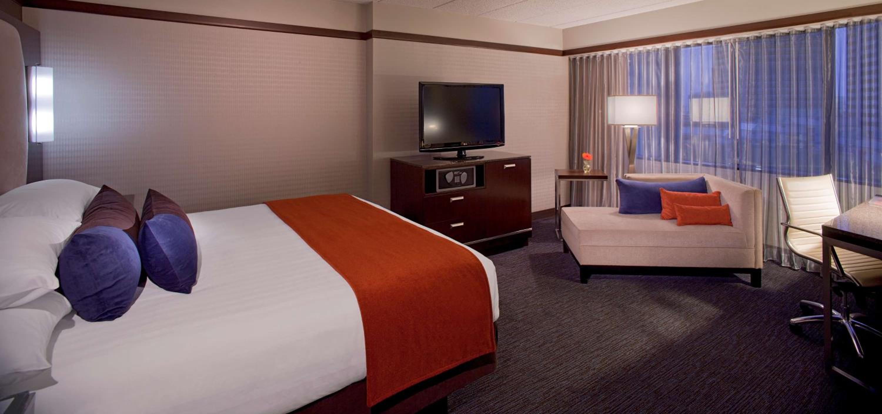 Queen Room with Two Queen Beds and Accessible Tub - Disability Access - Photo 2
