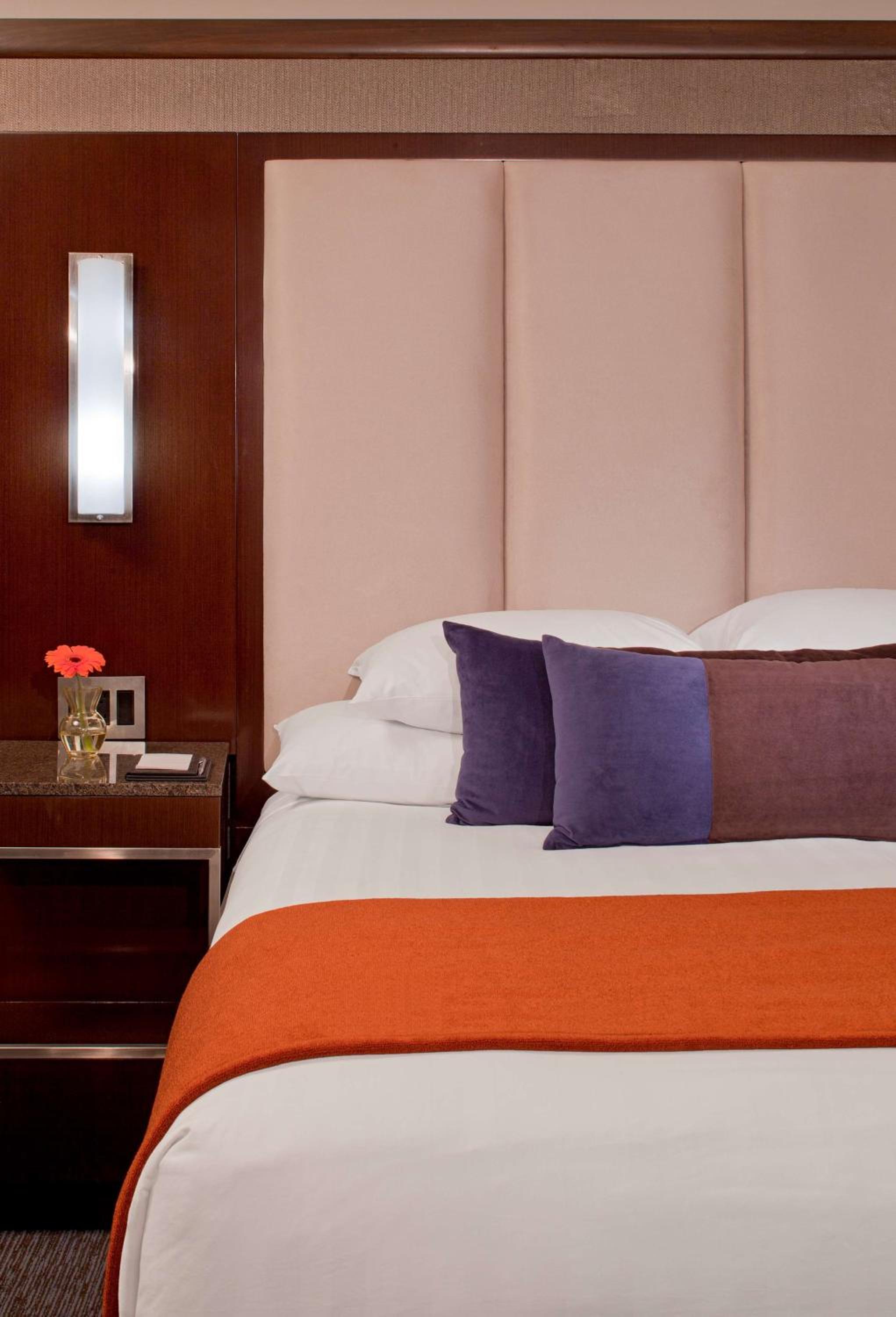 Queen Room with Two Queen Beds and Accessible Tub - Disability Access - Photo 4