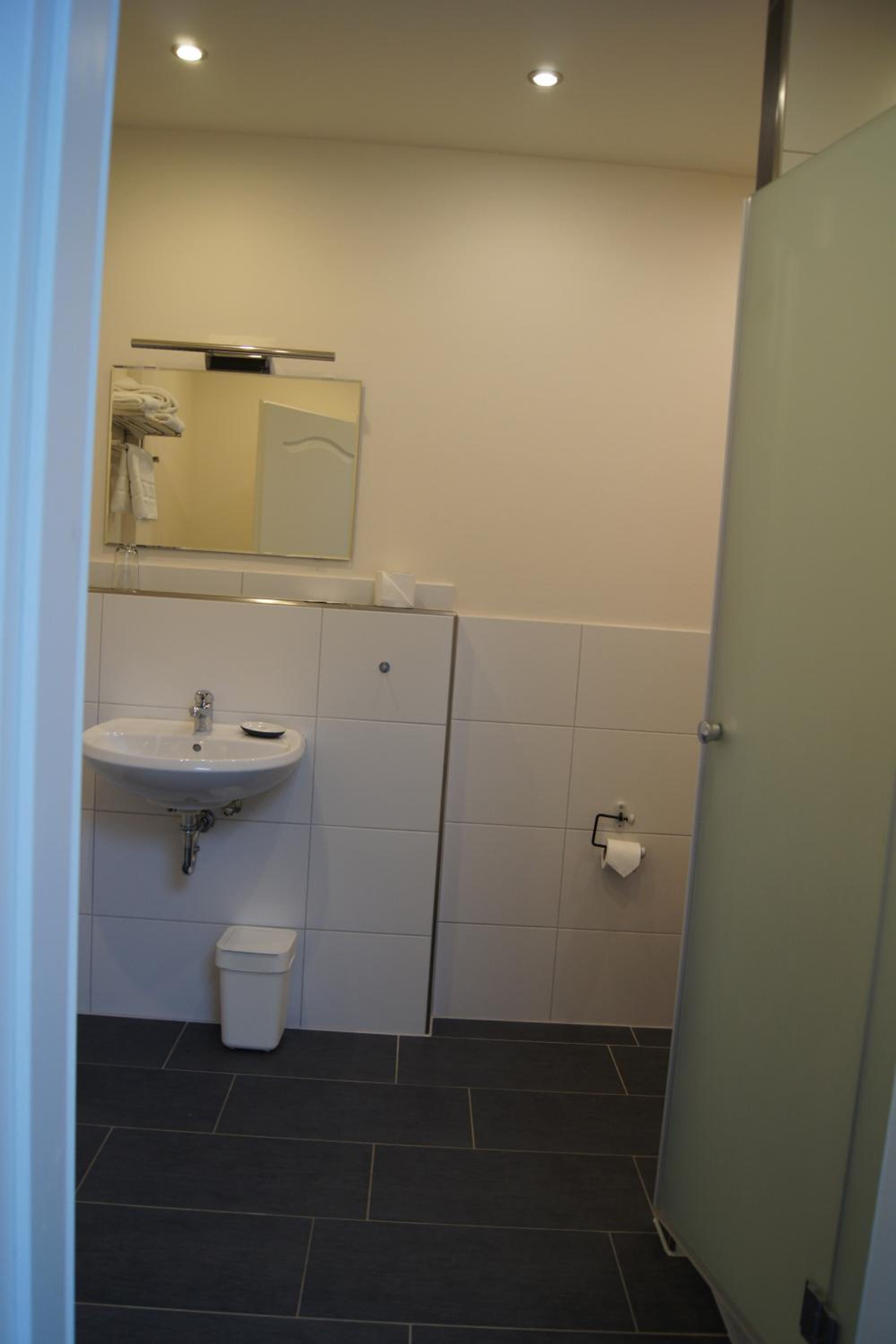 Twin Room with Skylight Window - Photo 4