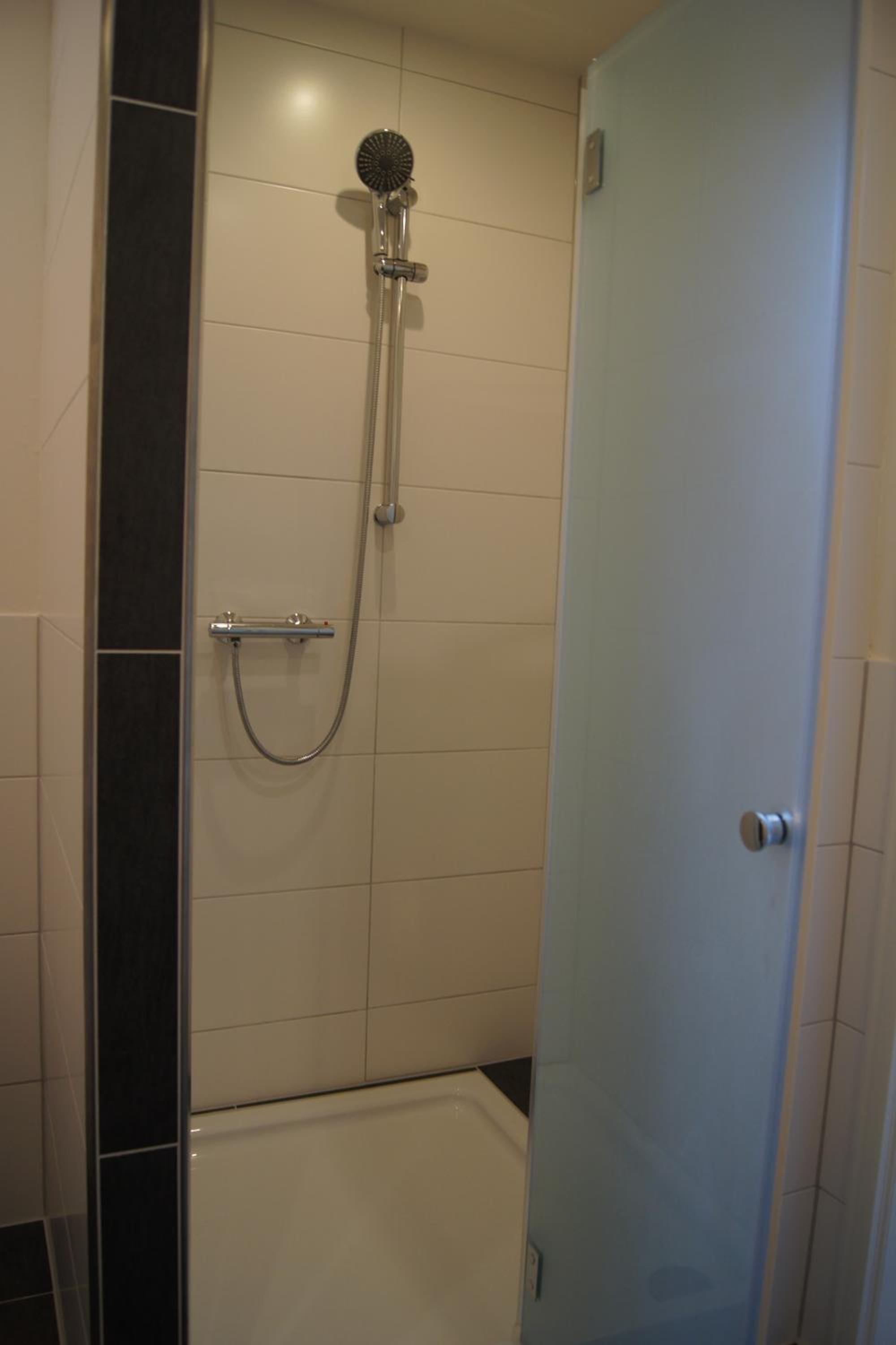 Twin Room with Skylight Window - Photo 3