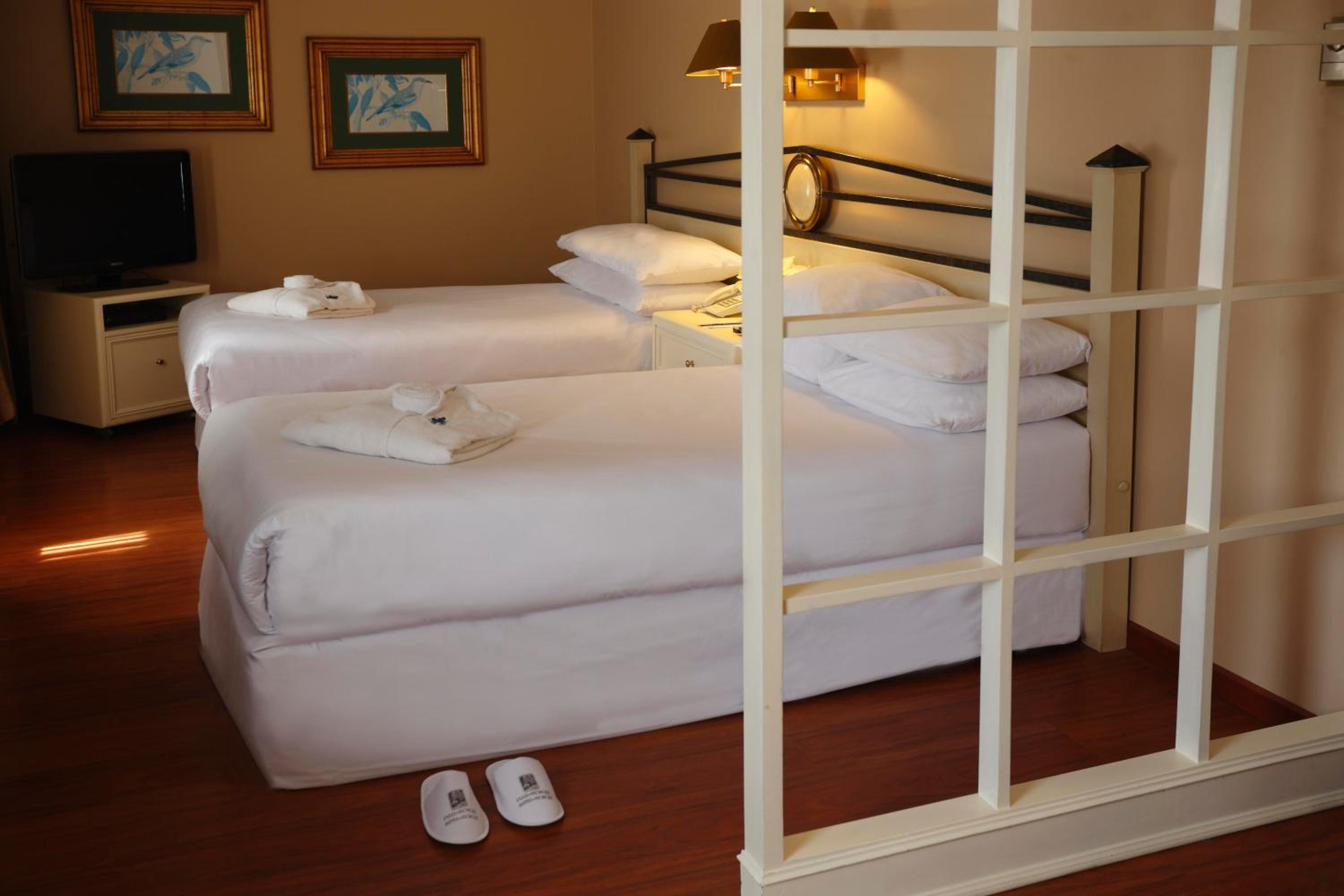 Junior Suite with Two Queen Beds - Photo 4