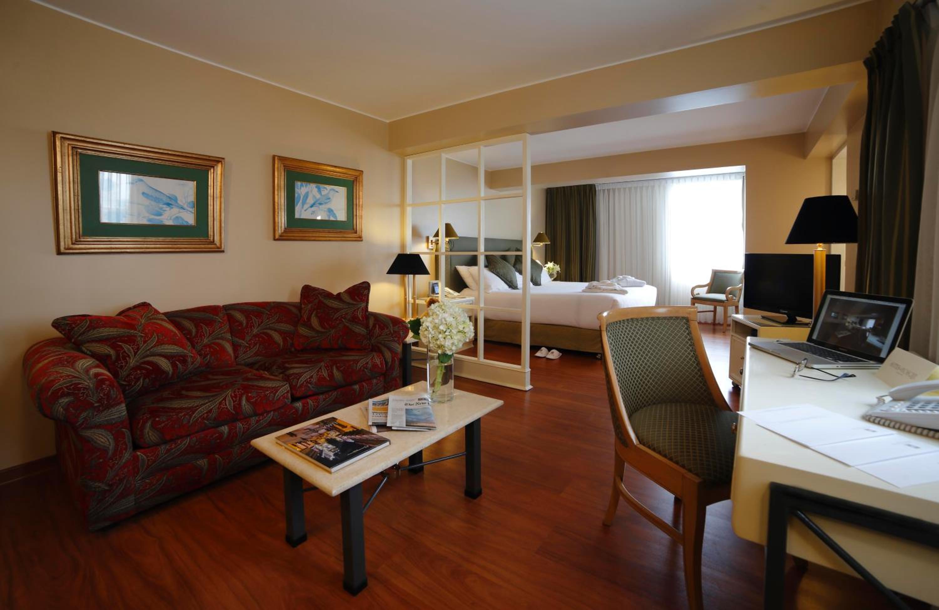 Executive Suite - Photo 3