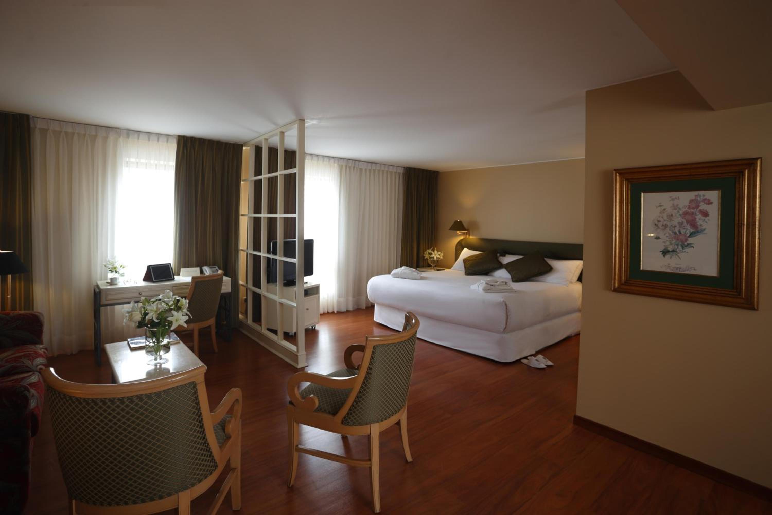Executive Suite - Photo 1