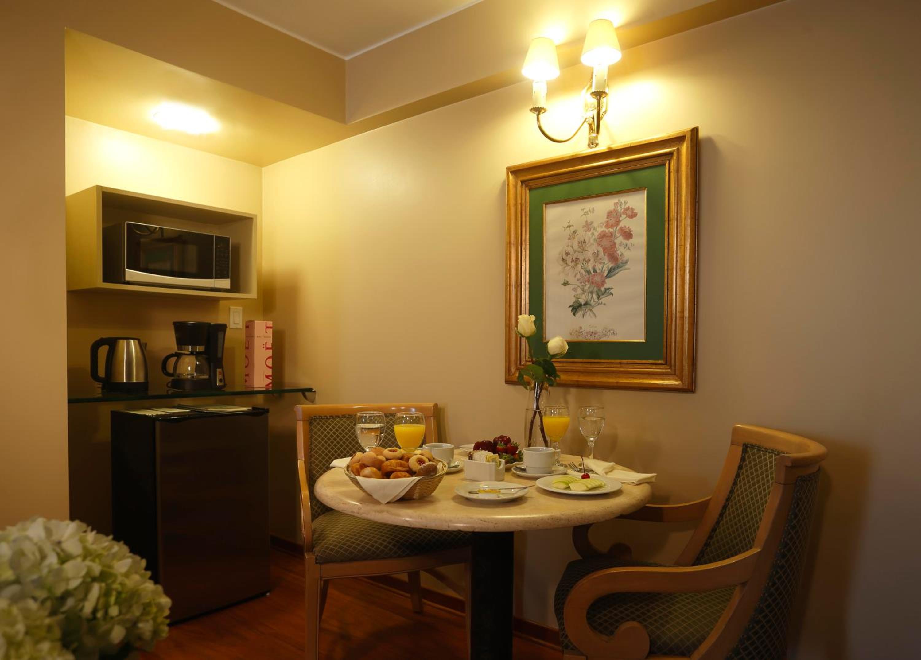 Executive Suite - Photo 14