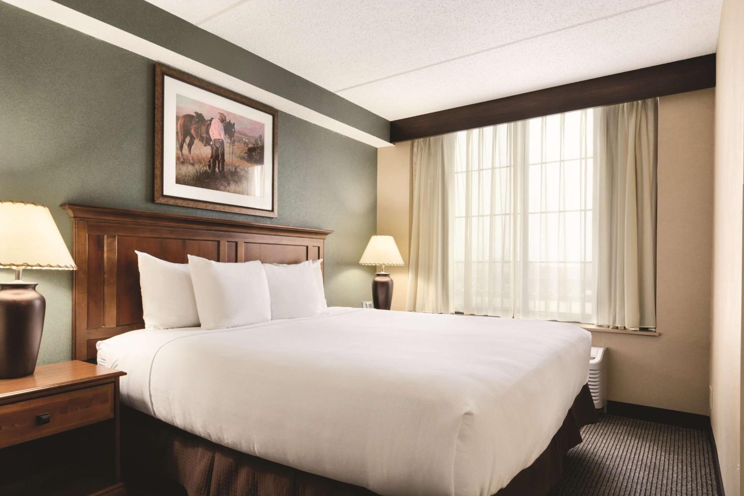 King Room with Sofa Bed - Photo 4