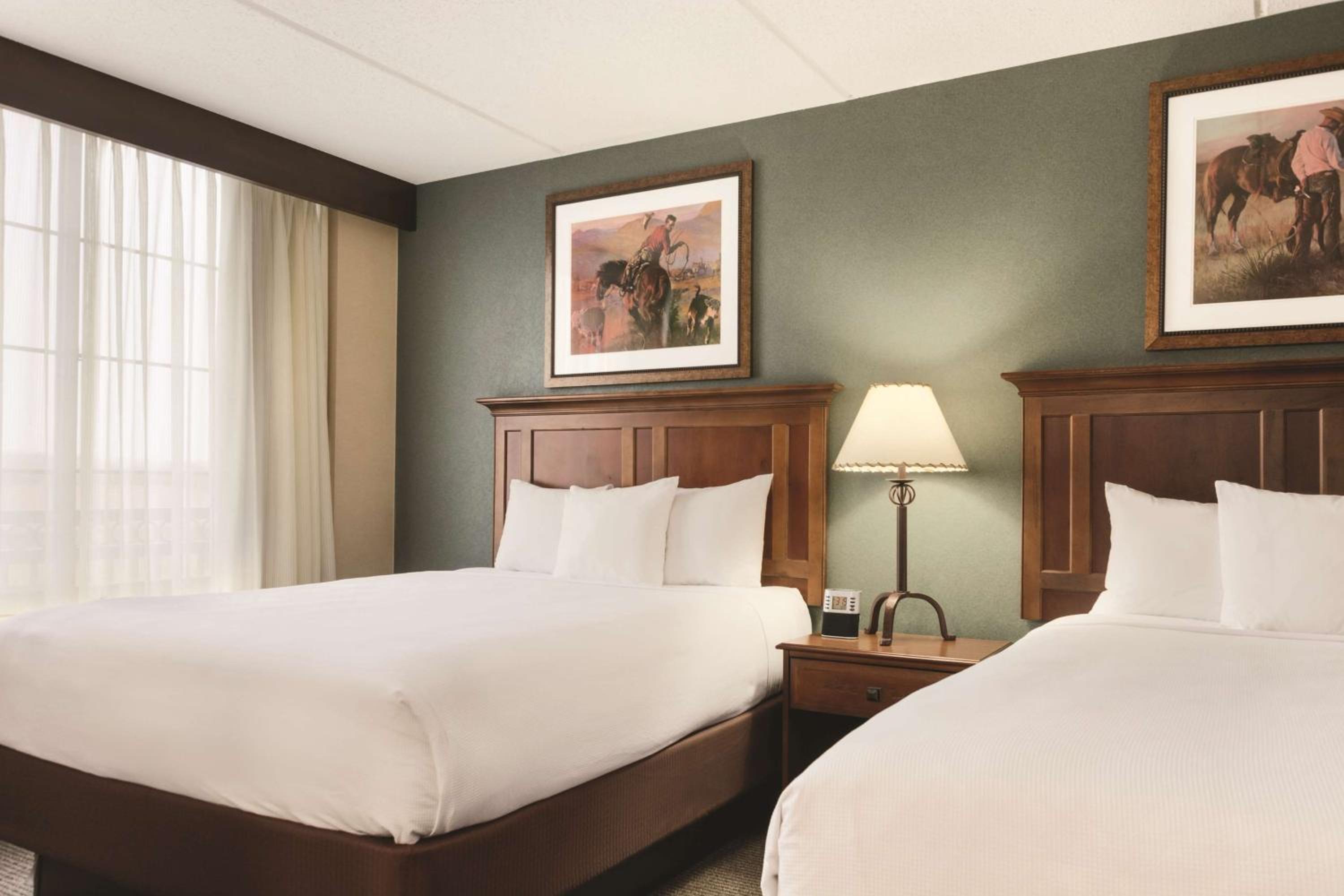 Queen Room with Two Queen Beds and Sofa Bed - Photo 4