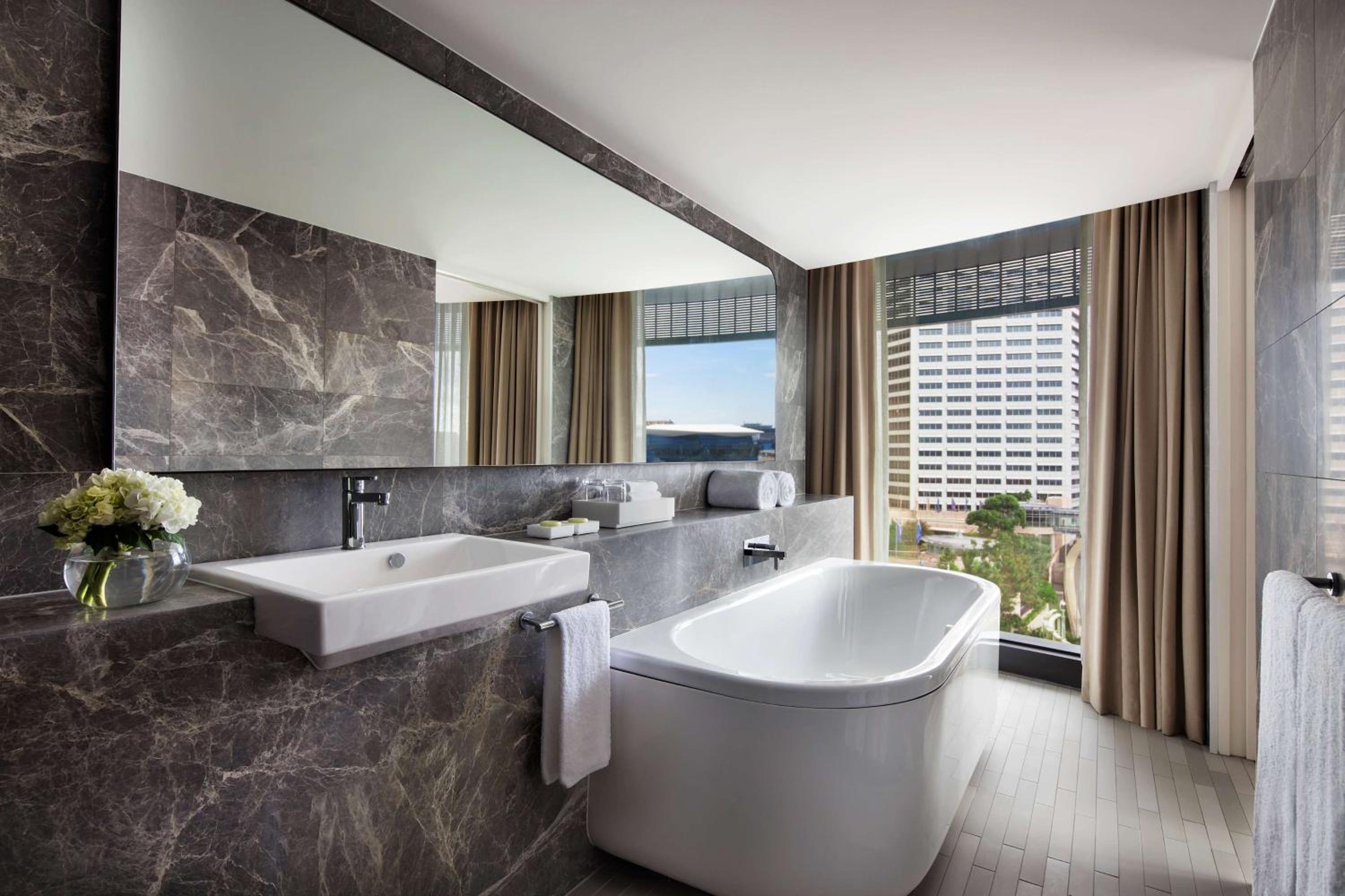 Studio Suite with Harbor View thumbnail 5
