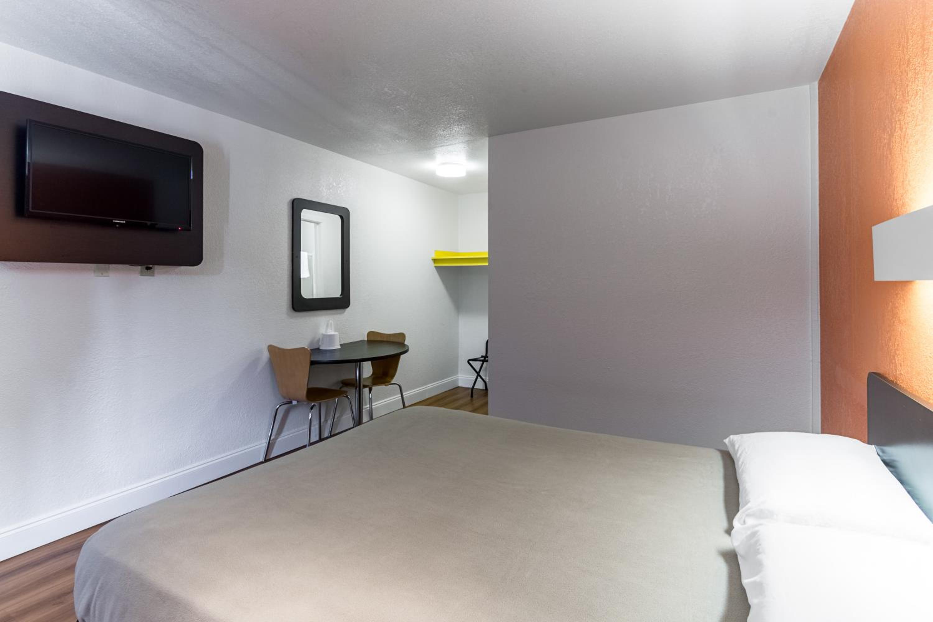 Queen Room - Non-Smoking - Photo 4