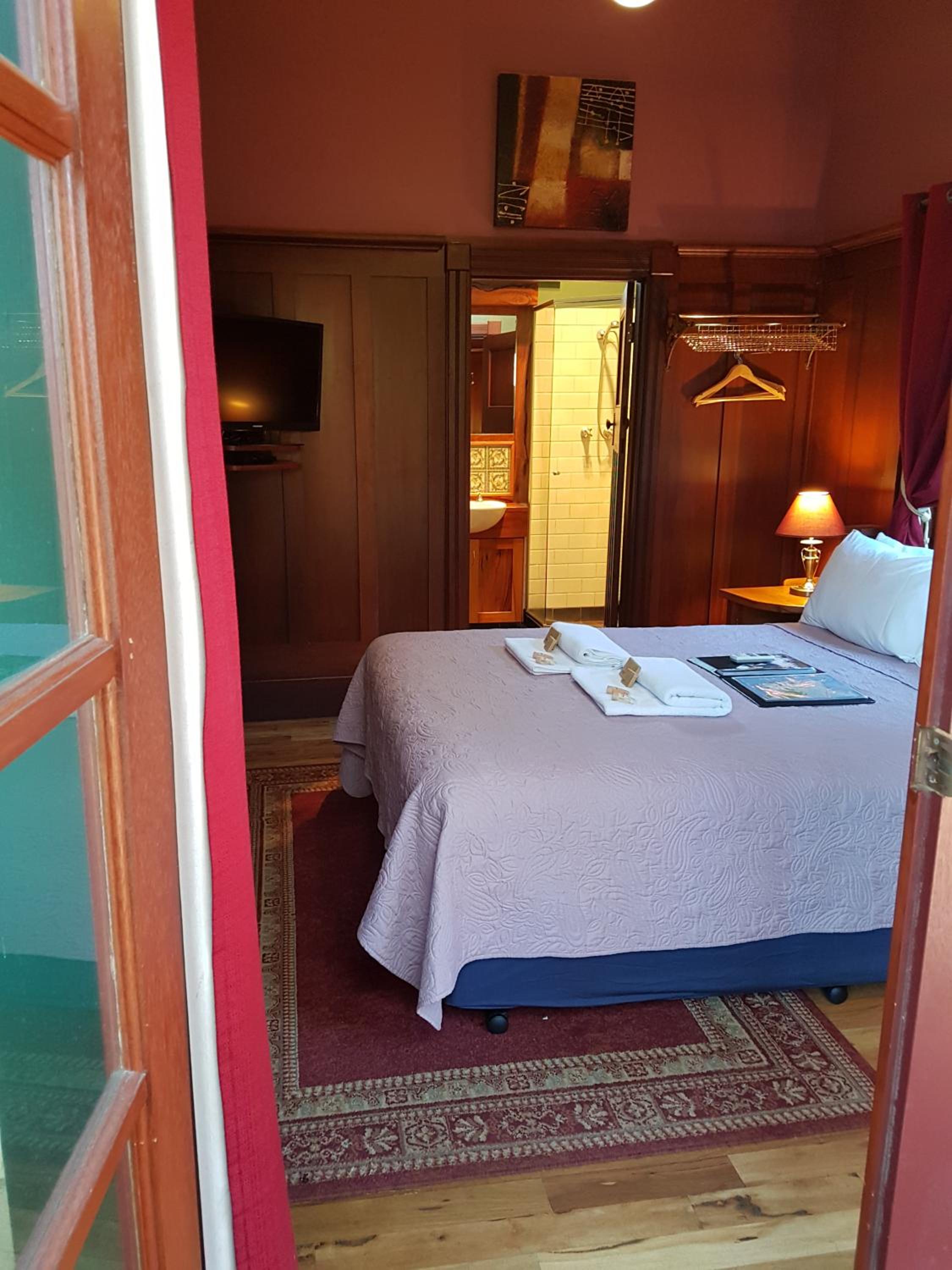 Merlot Queen Room with Courtyard  photo 2