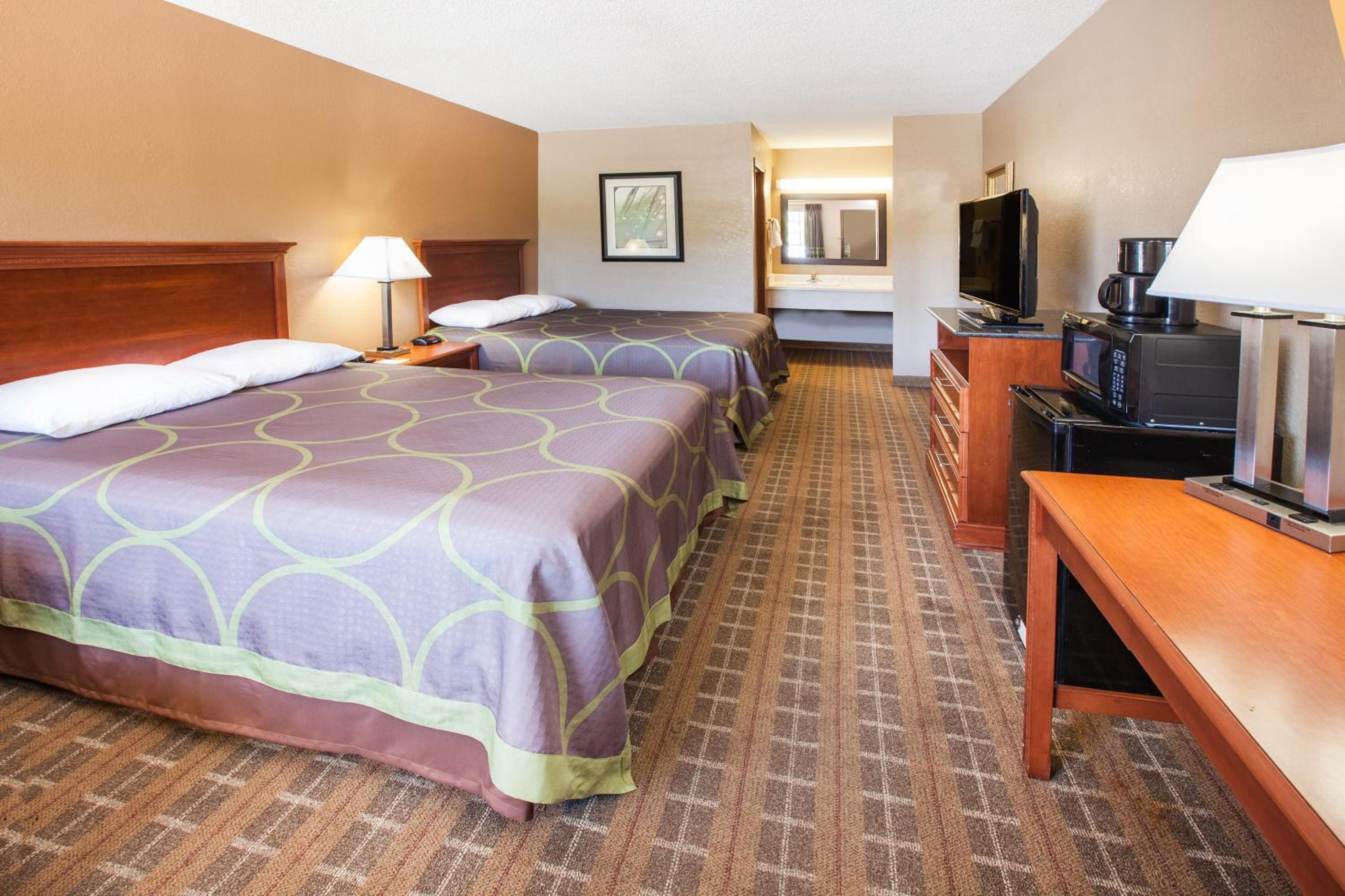 Queen Room with Two Queen Beds - Non-Smoking - Photo 3