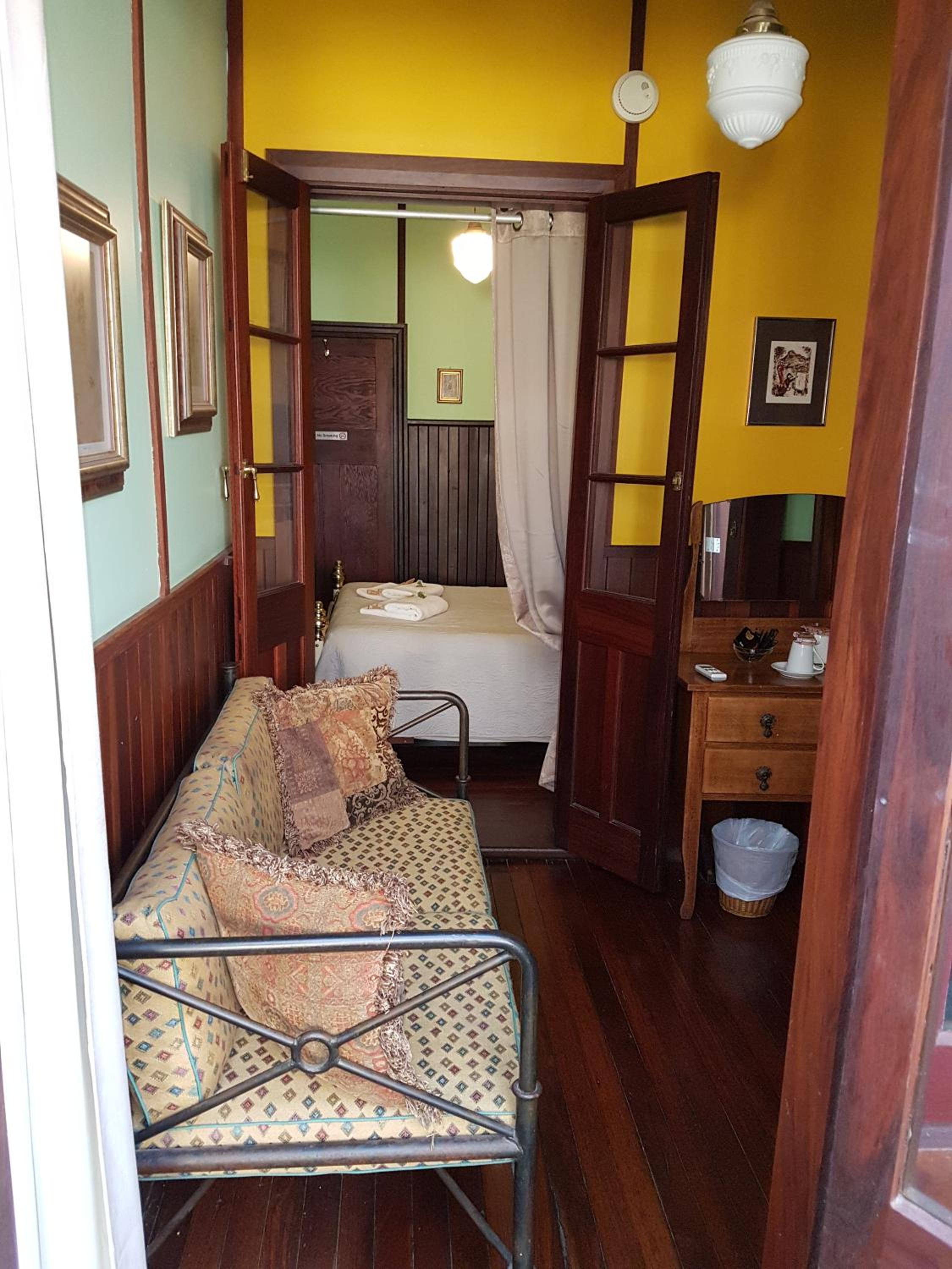 Queen Room with Courtyard photo 2