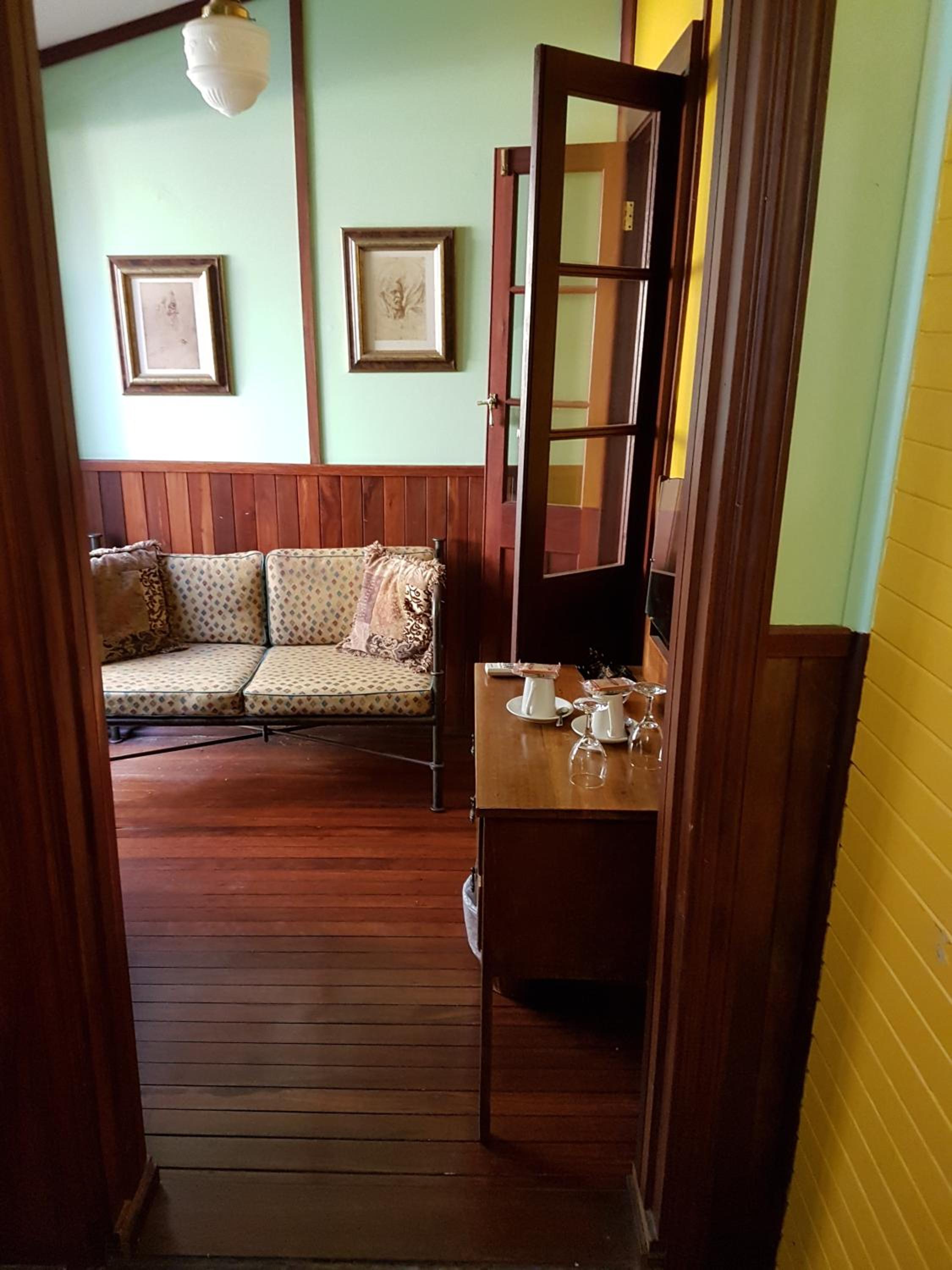 Queen Room with Courtyard photo 1
