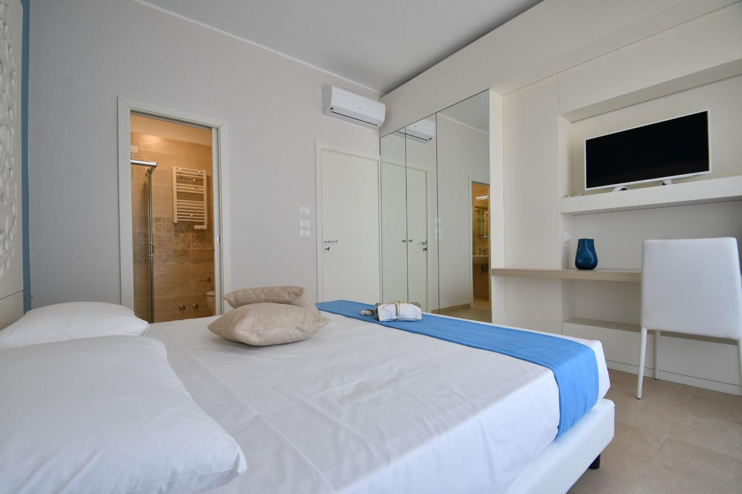 Deluxe Double Room with Balcony and Sea View photo 2