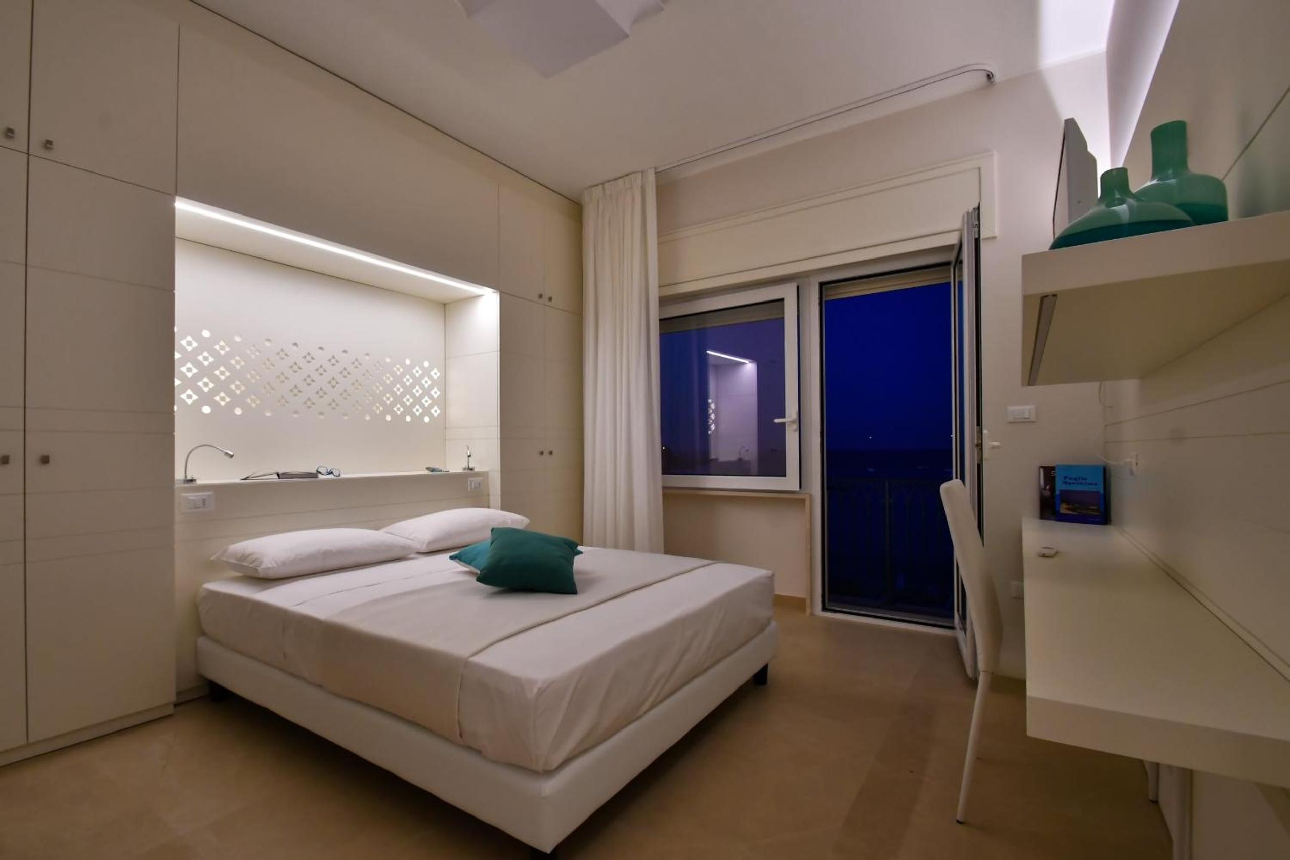 Deluxe Double Room with Balcony and Sea View photo 2