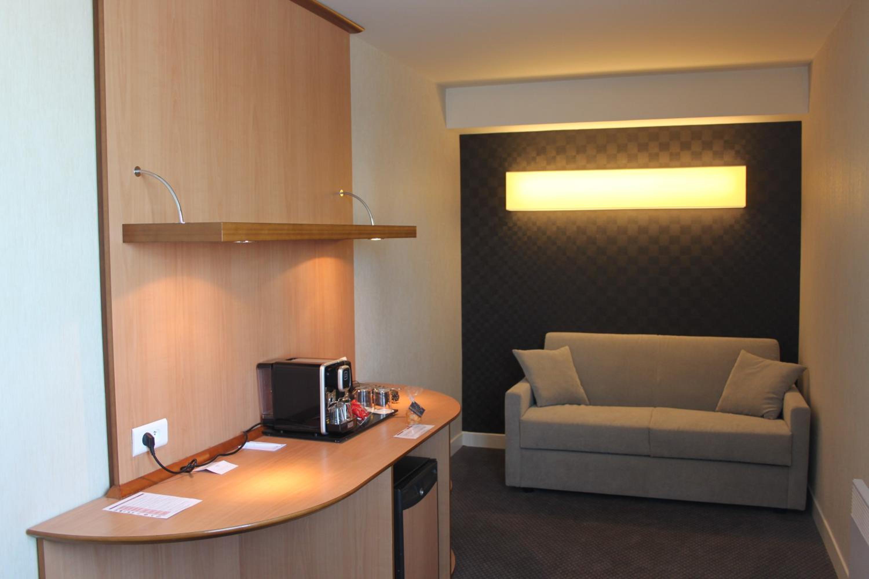 King Suite with Sofa Bed - Non-Smoking - Photo 2