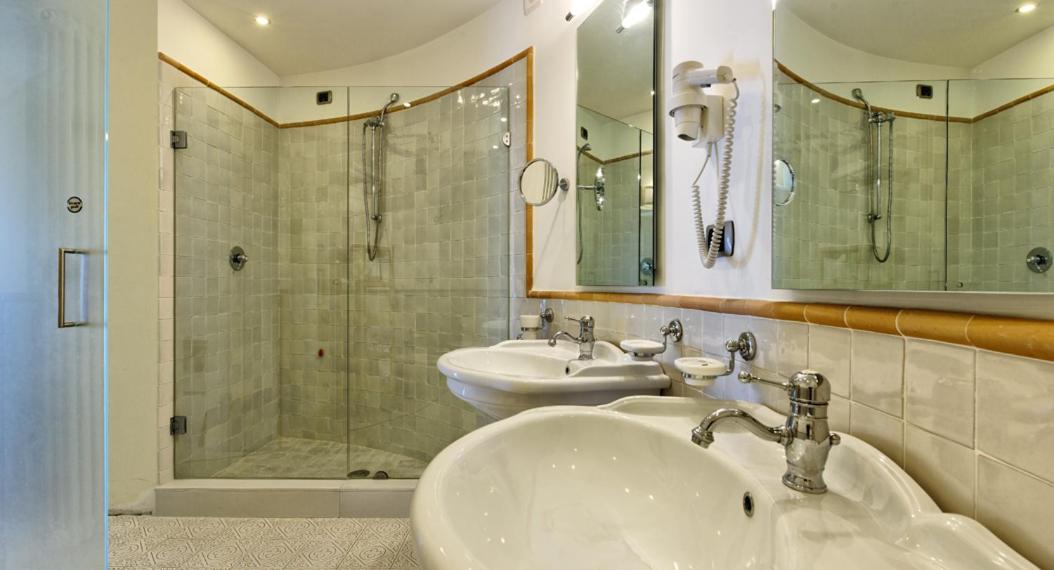 Quadruple Room with Sea View - Photo 7