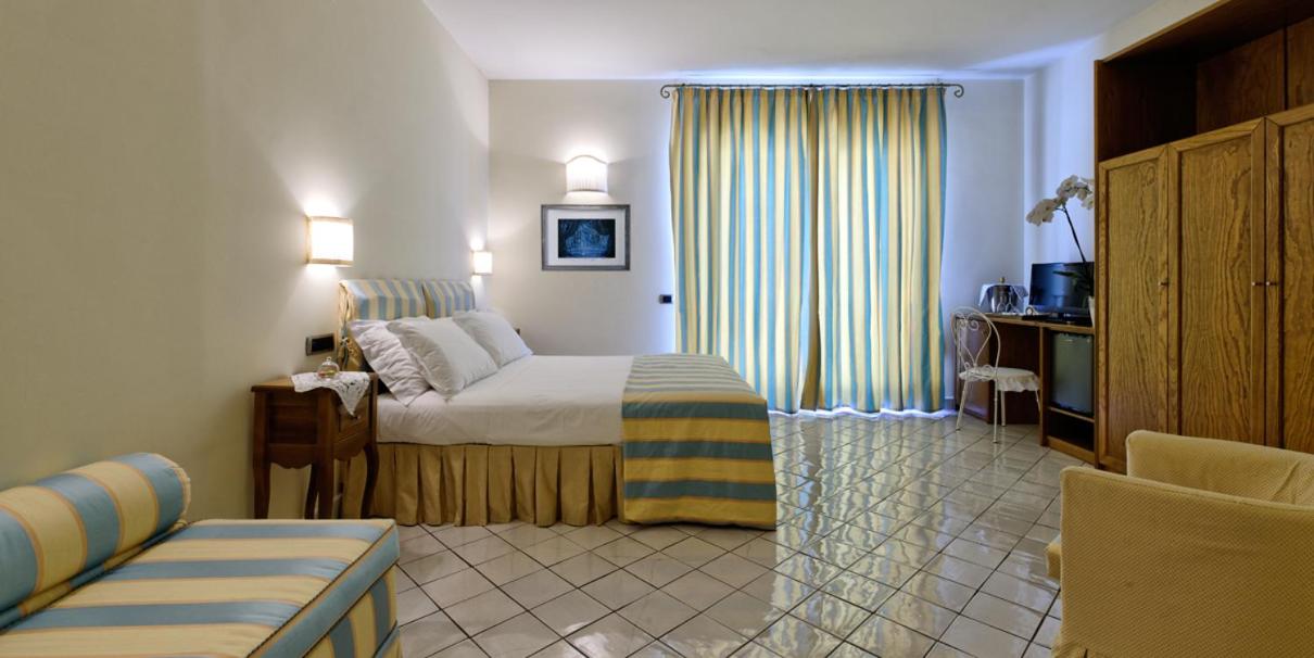 Quadruple Room with Sea View - Photo 3