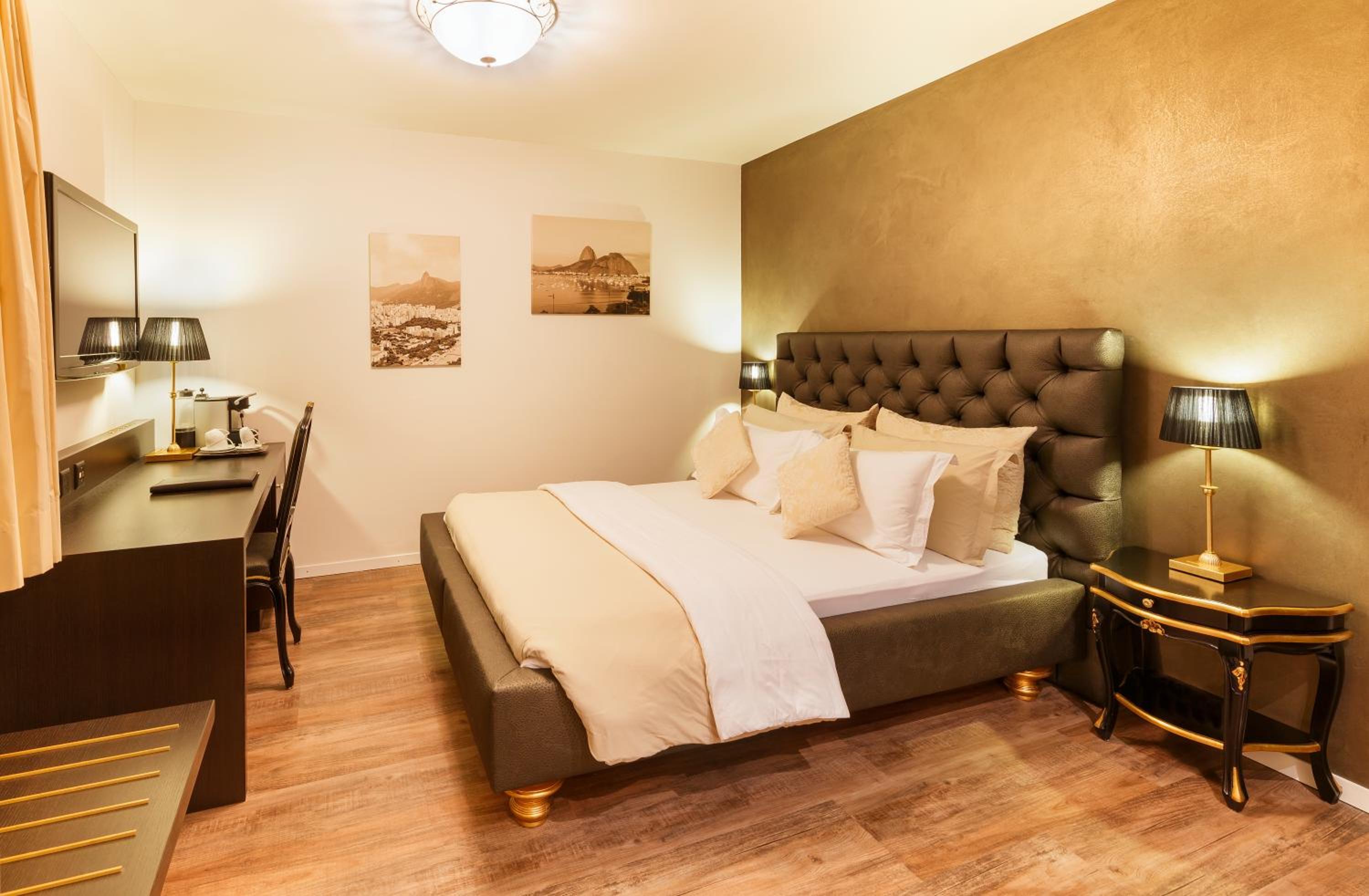 Standard Queen Room with Air Con photo 2