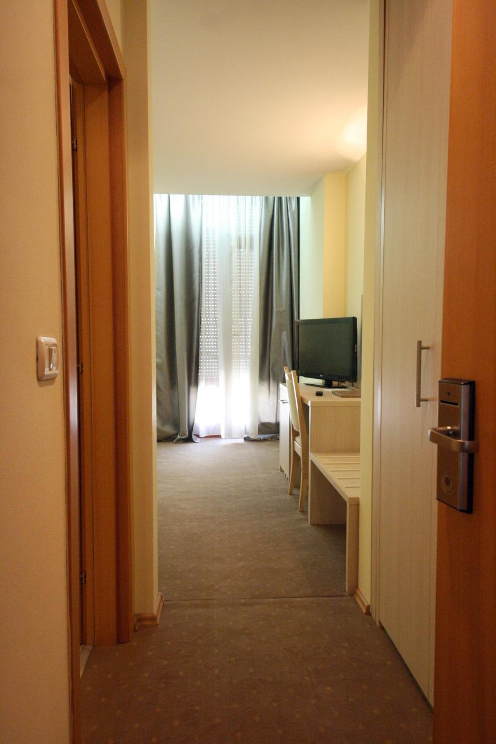 Single Room - Photo 2