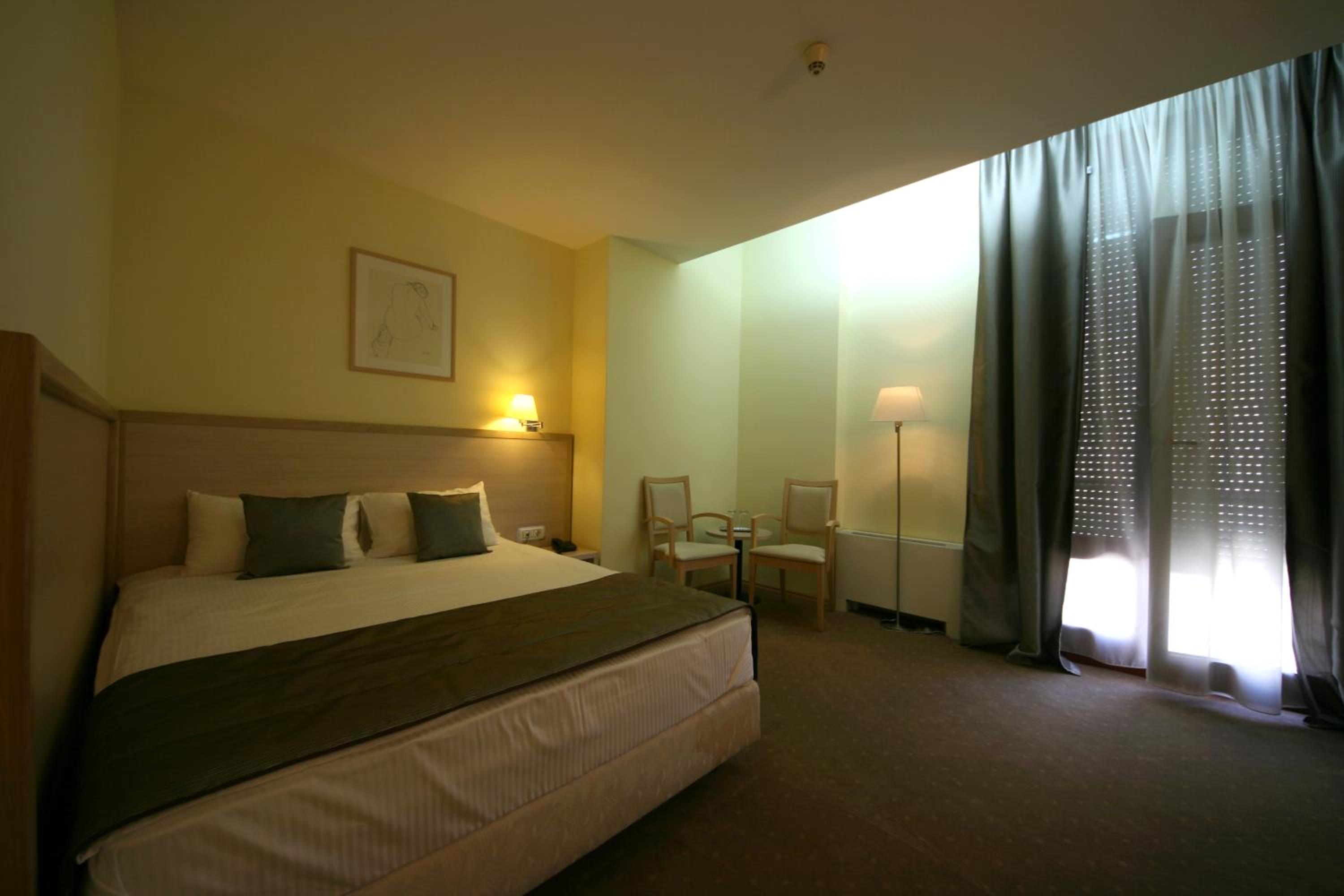 Single Room - Photo 1