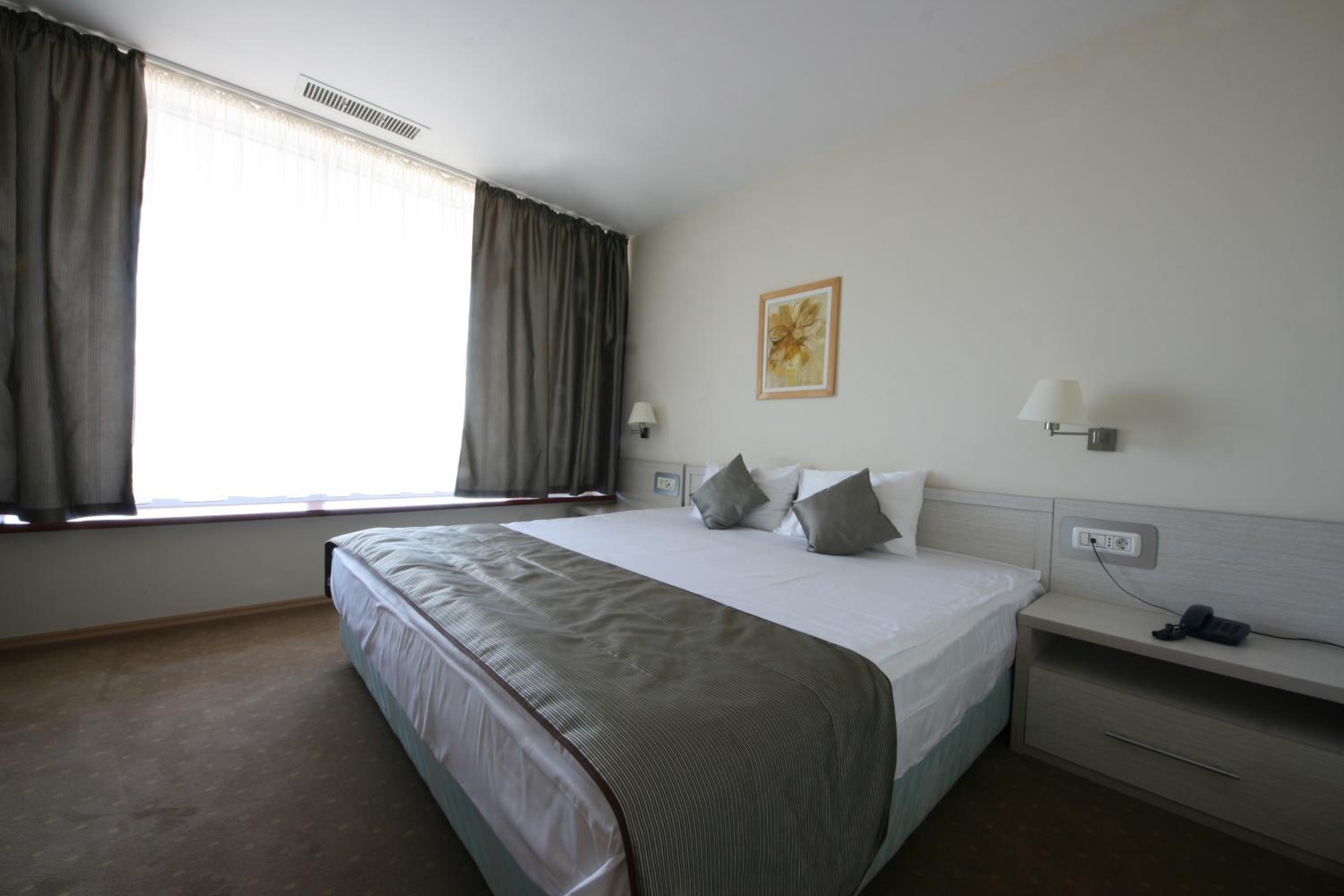 One-Bedroom Apartment - Photo 1