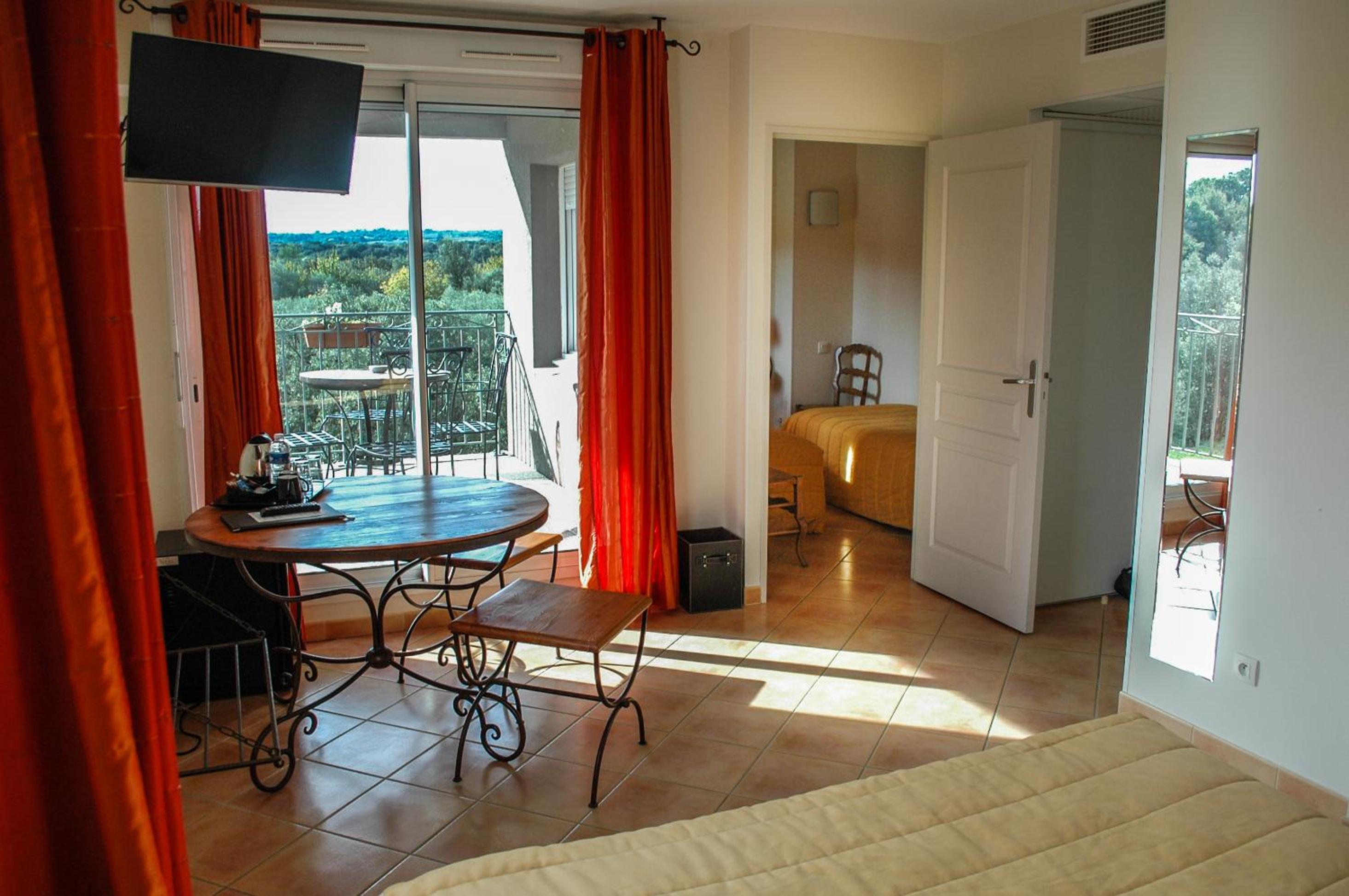 Suite with Balcony - Photo 5