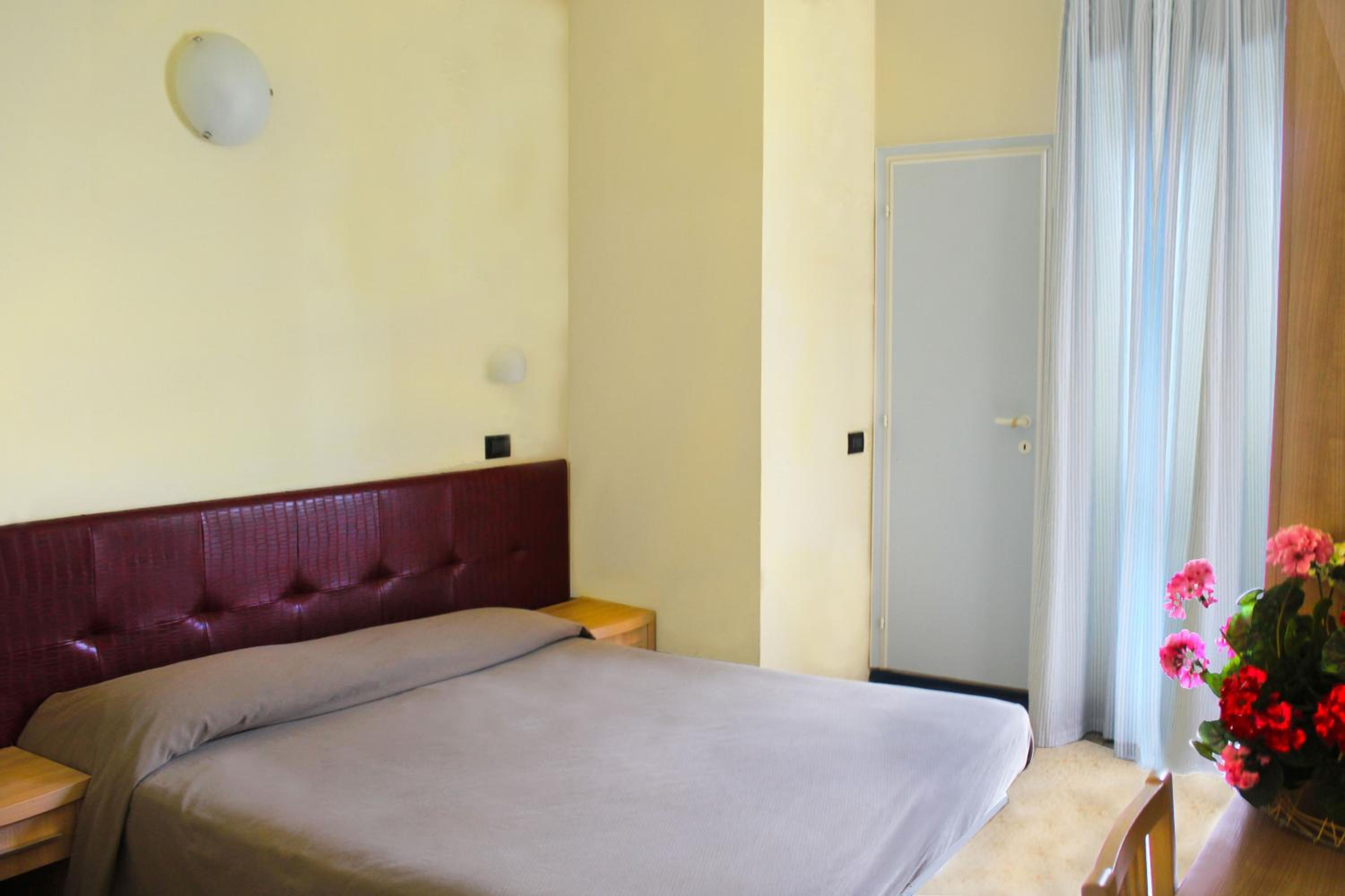 Twin Room - Photo 12