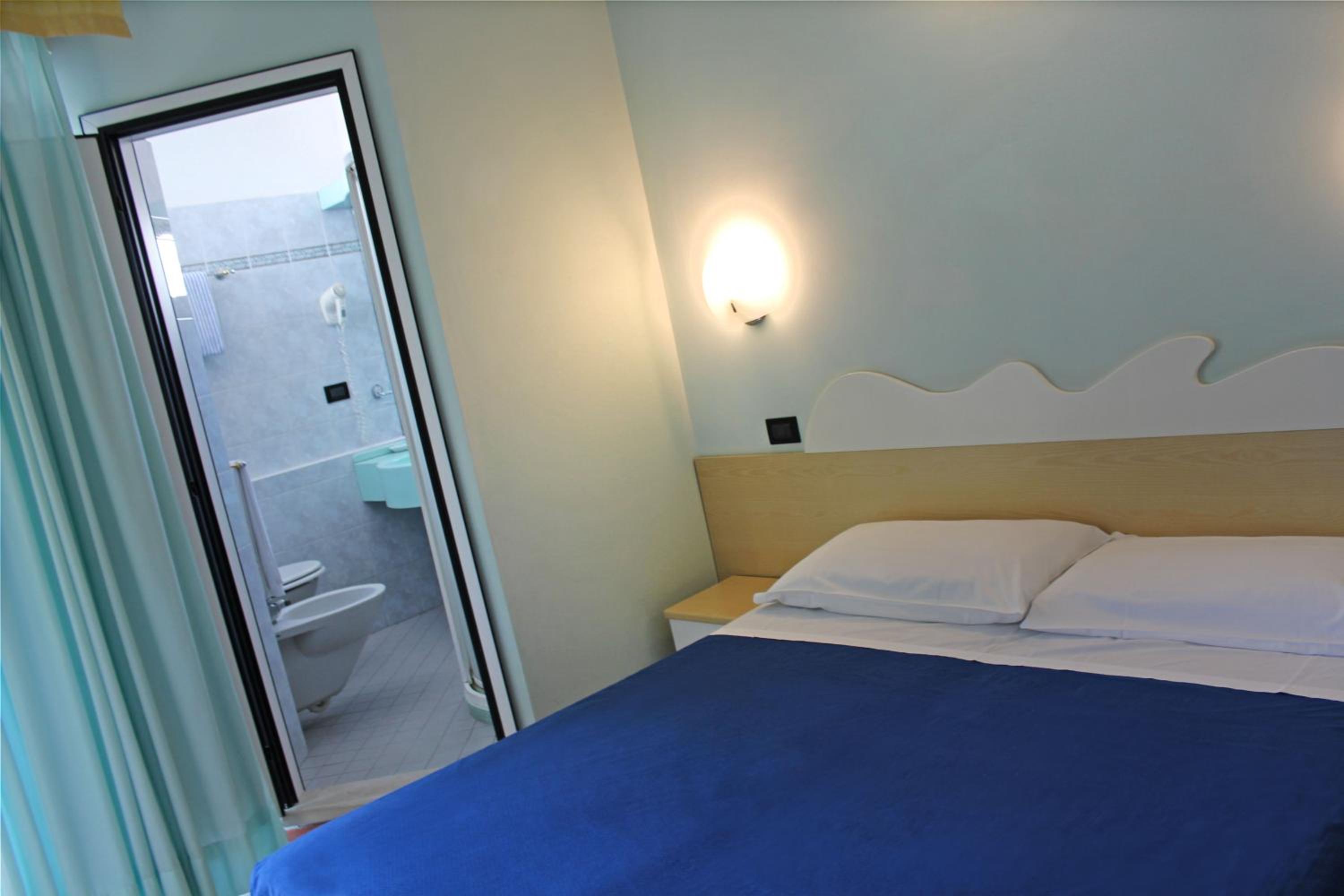 Twin Room - Photo 3