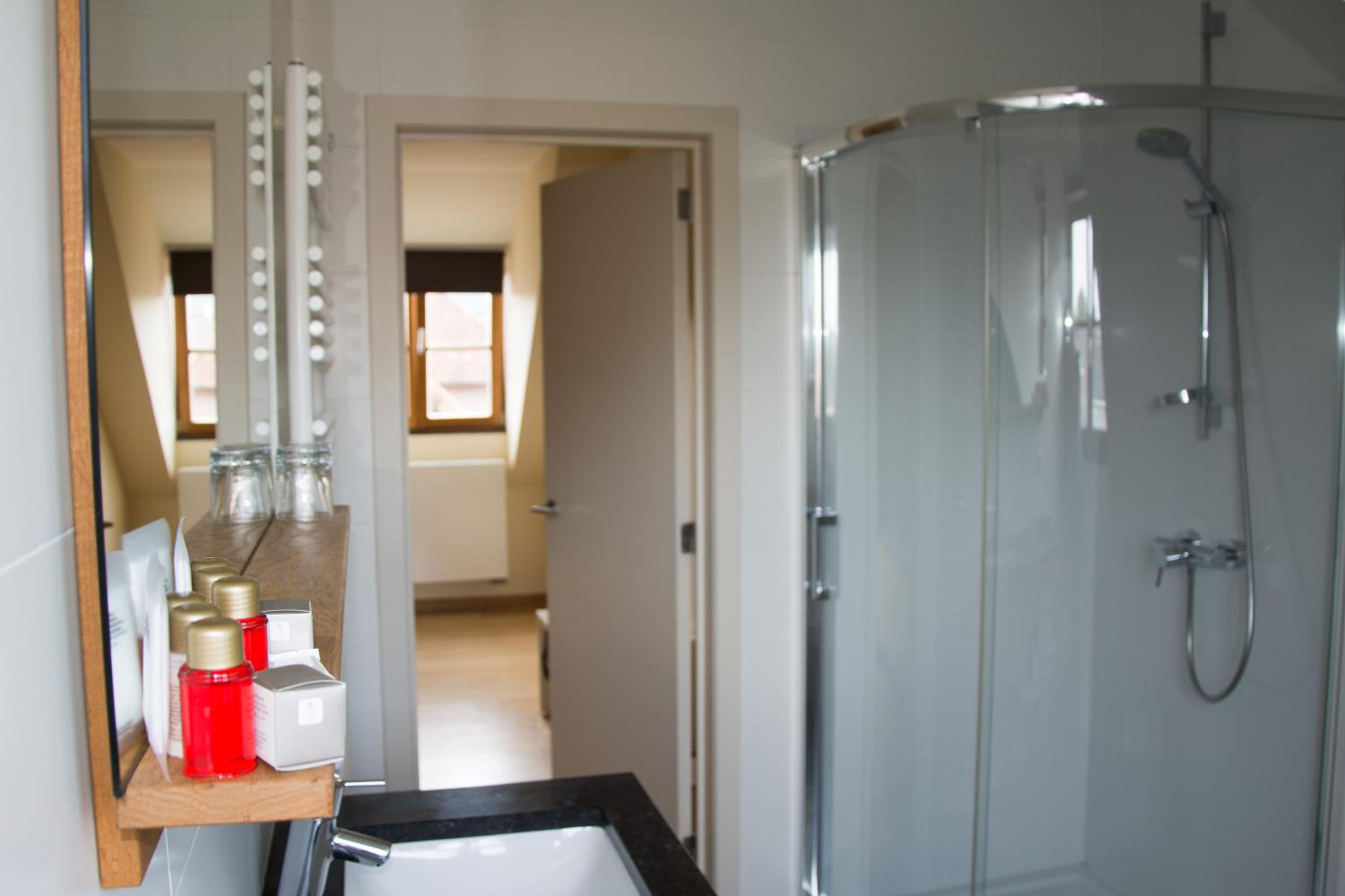 Standard Double Room - Photo 11