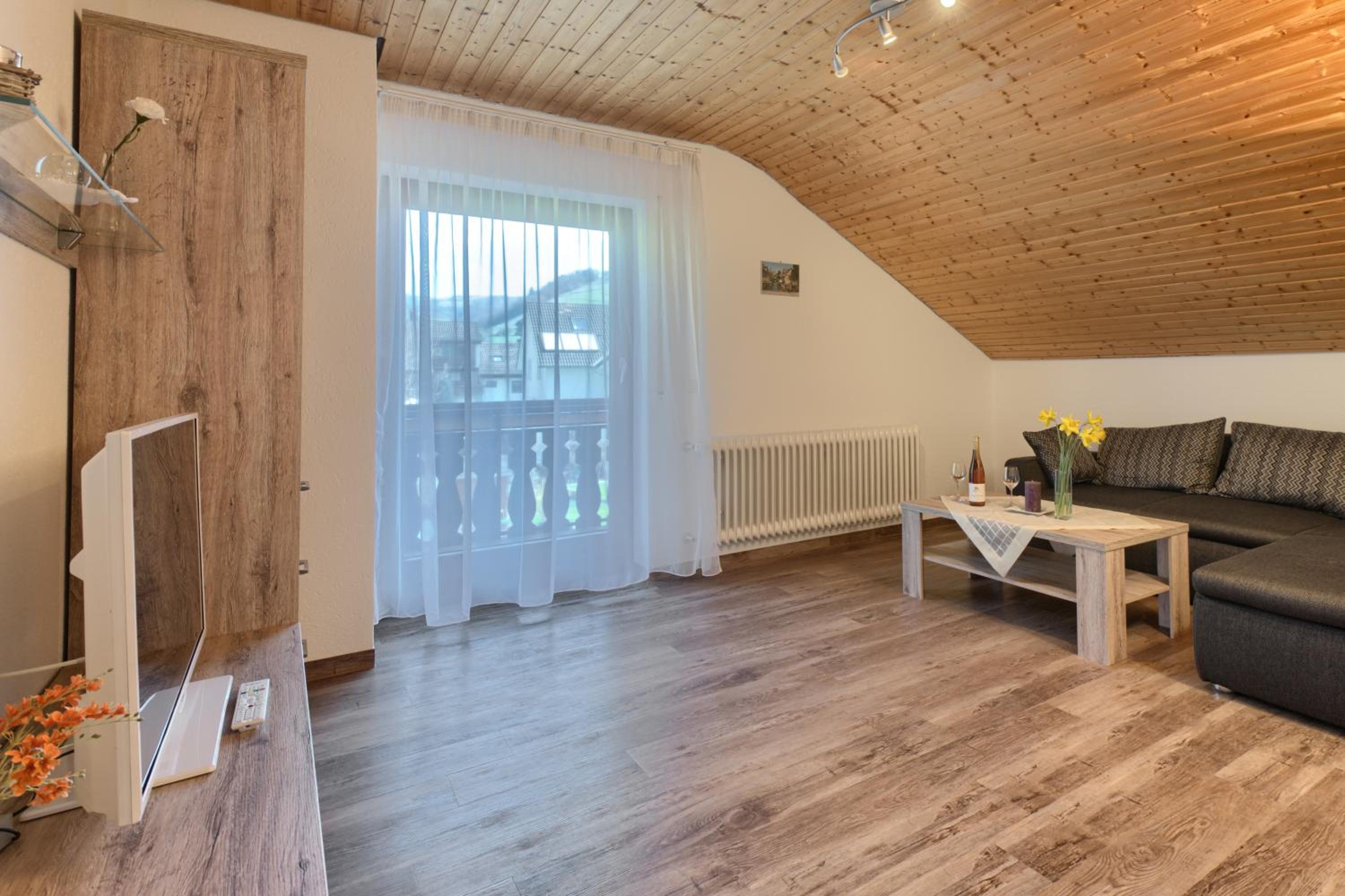 Apartment with Mountain View - Photo 8