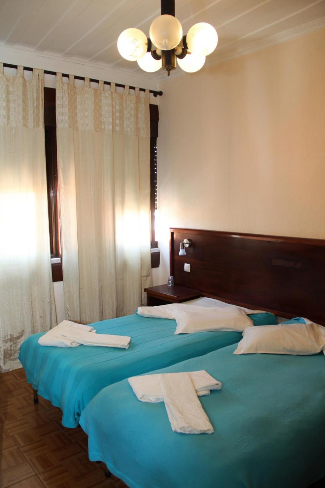 Economy Twin Room - Photo 3