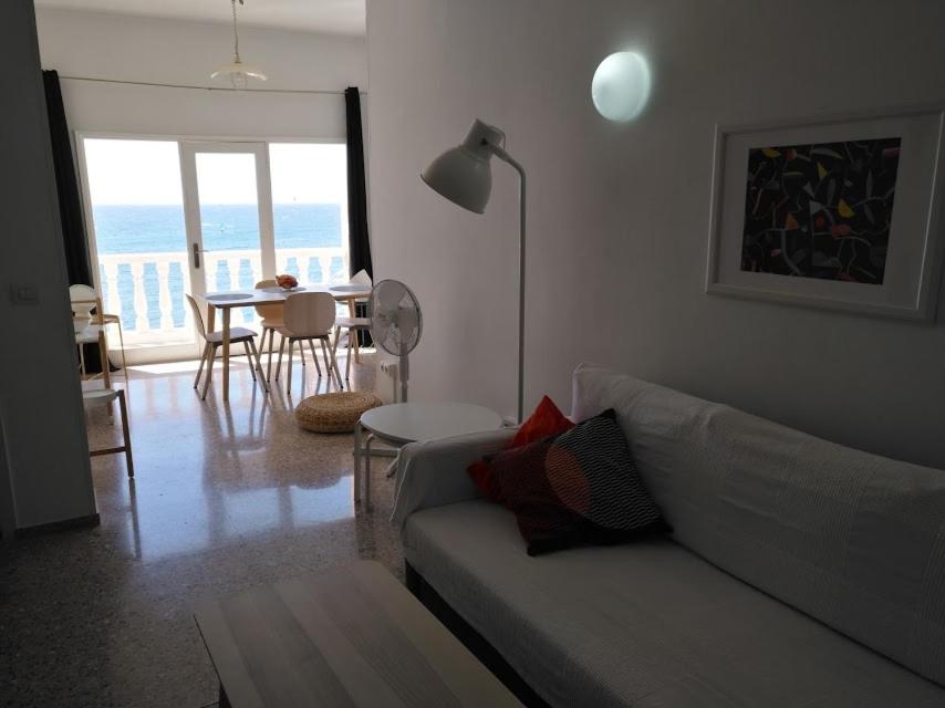 Apartamento de una habitación con balcón