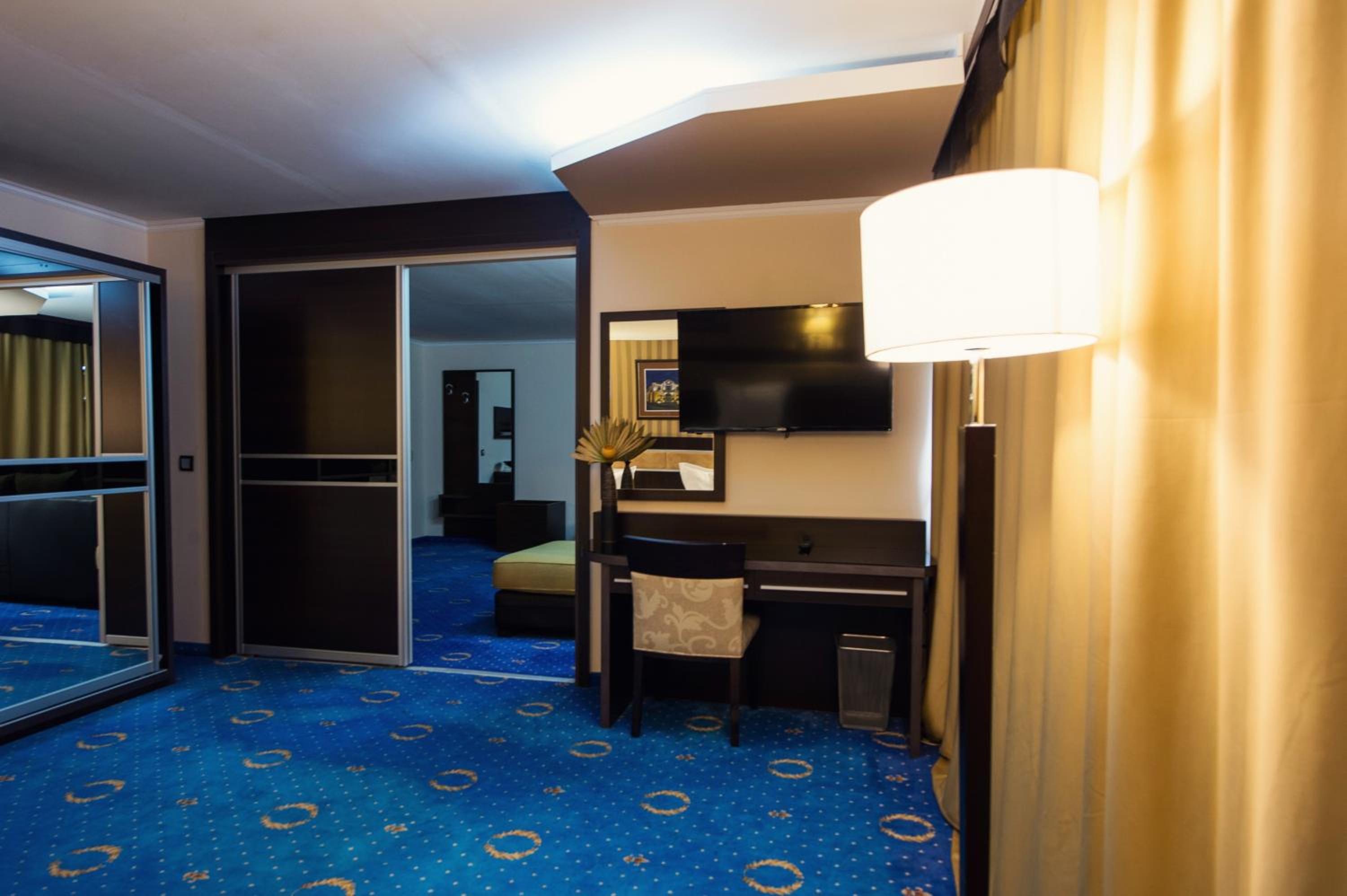 Deluxe Suite - Photo 5