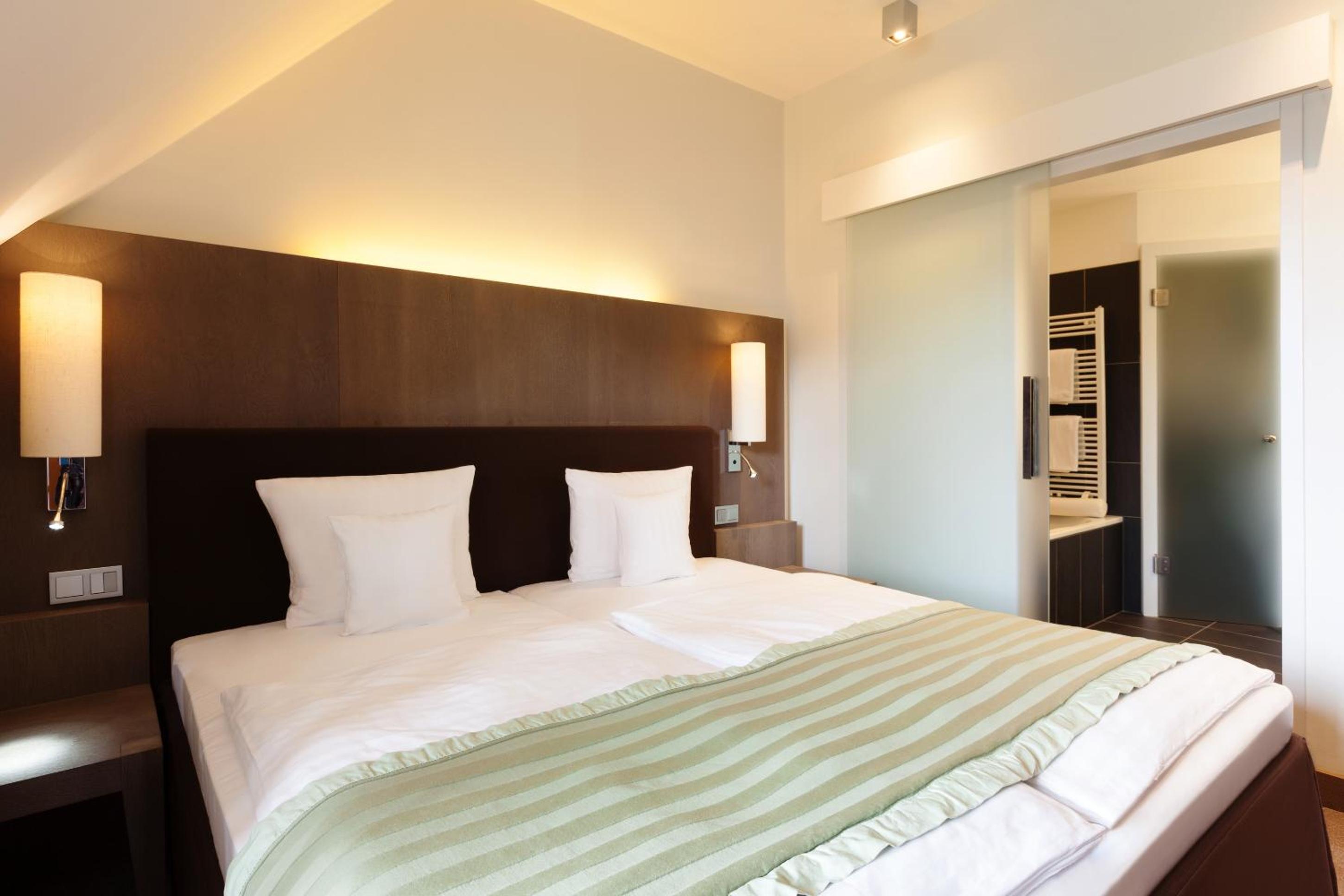 Suite - Photo 1