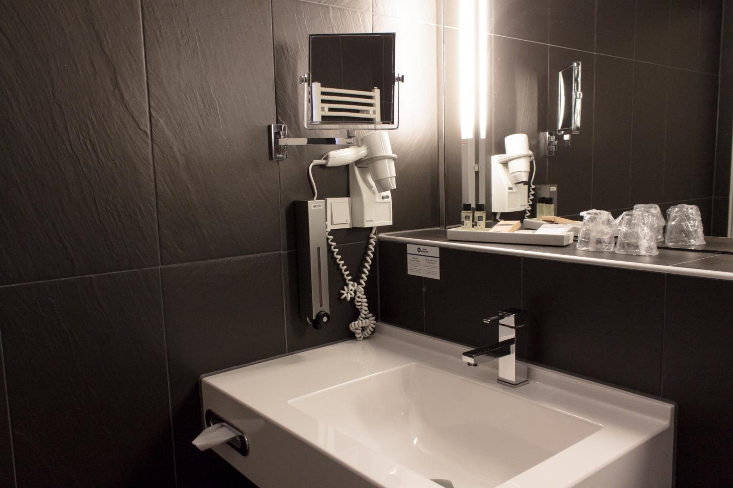 Standard Twin Room - Photo 8