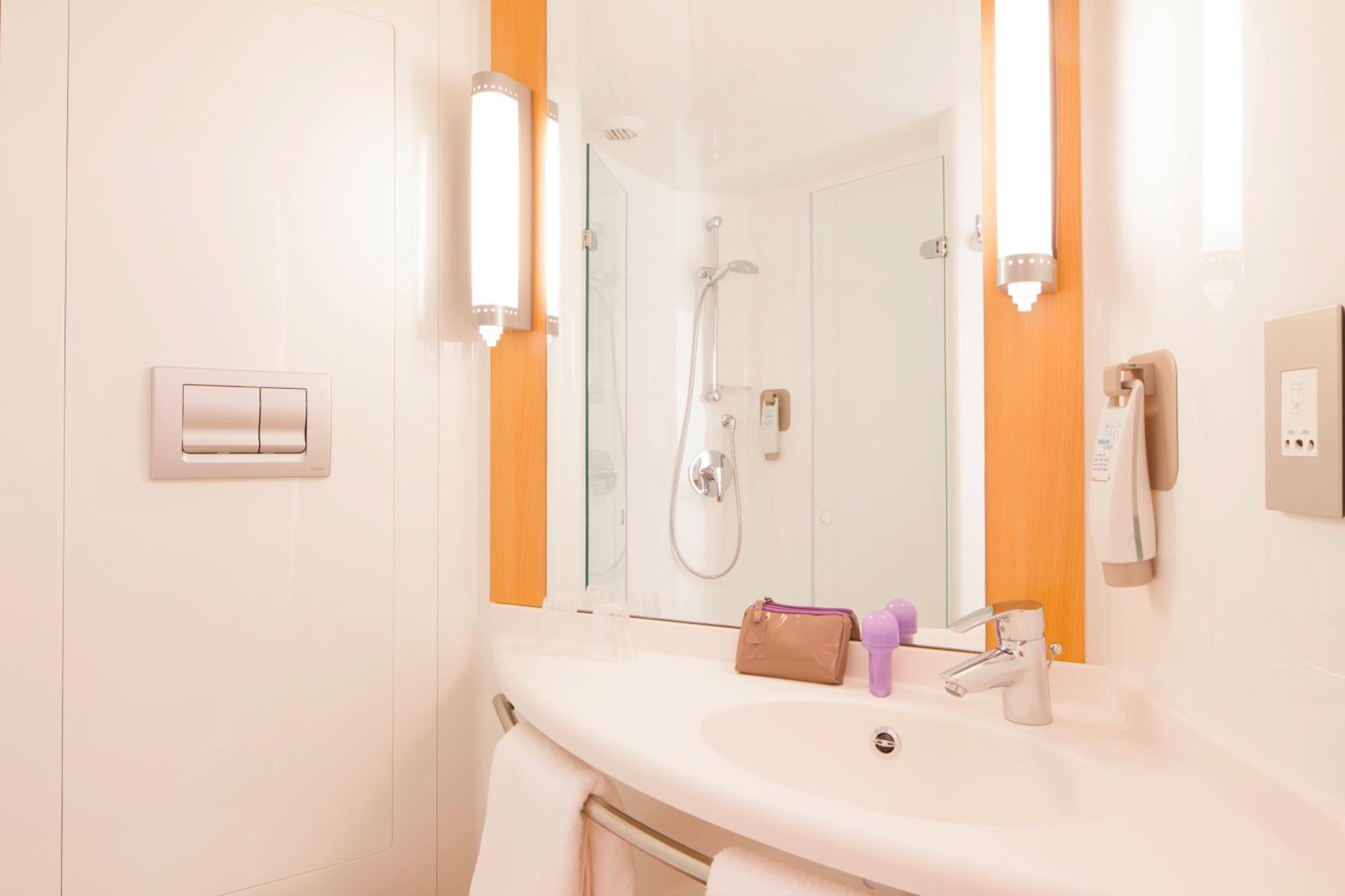 Standard Double Room - Photo 5