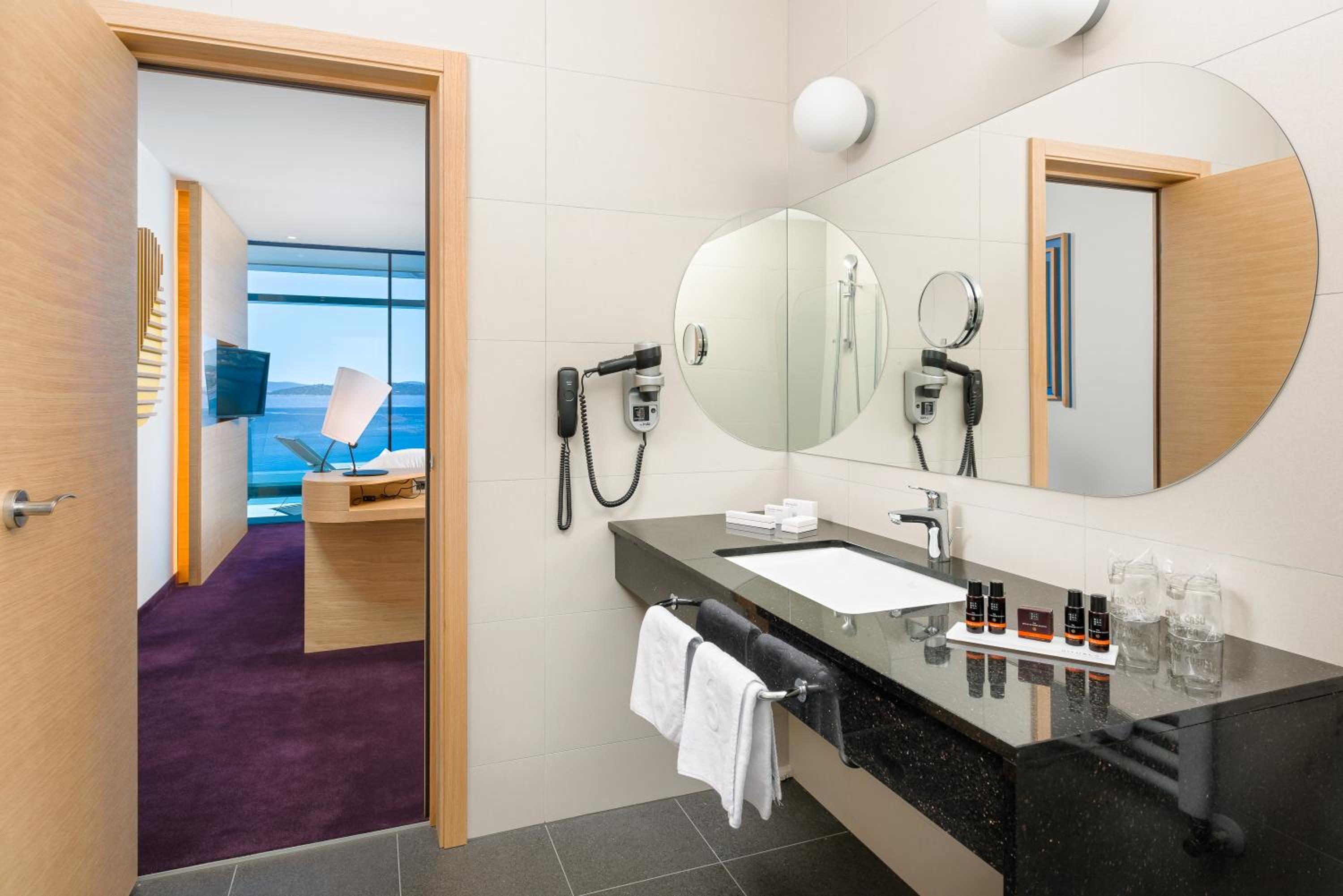 Deluxe Double or Twin Room with Balcony and Sea View photo 3