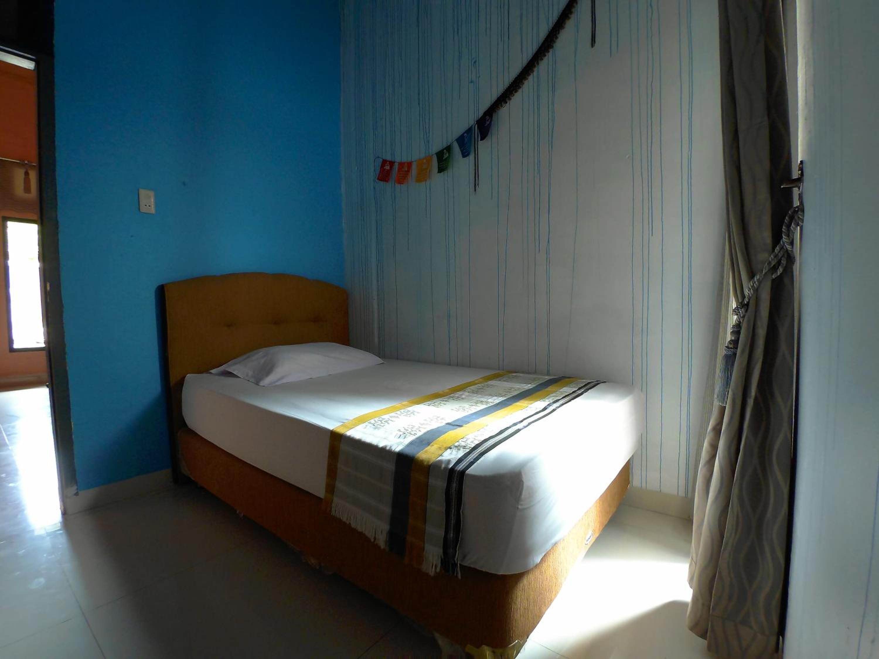 Single Room with Shared Shower and Toilet photo 1