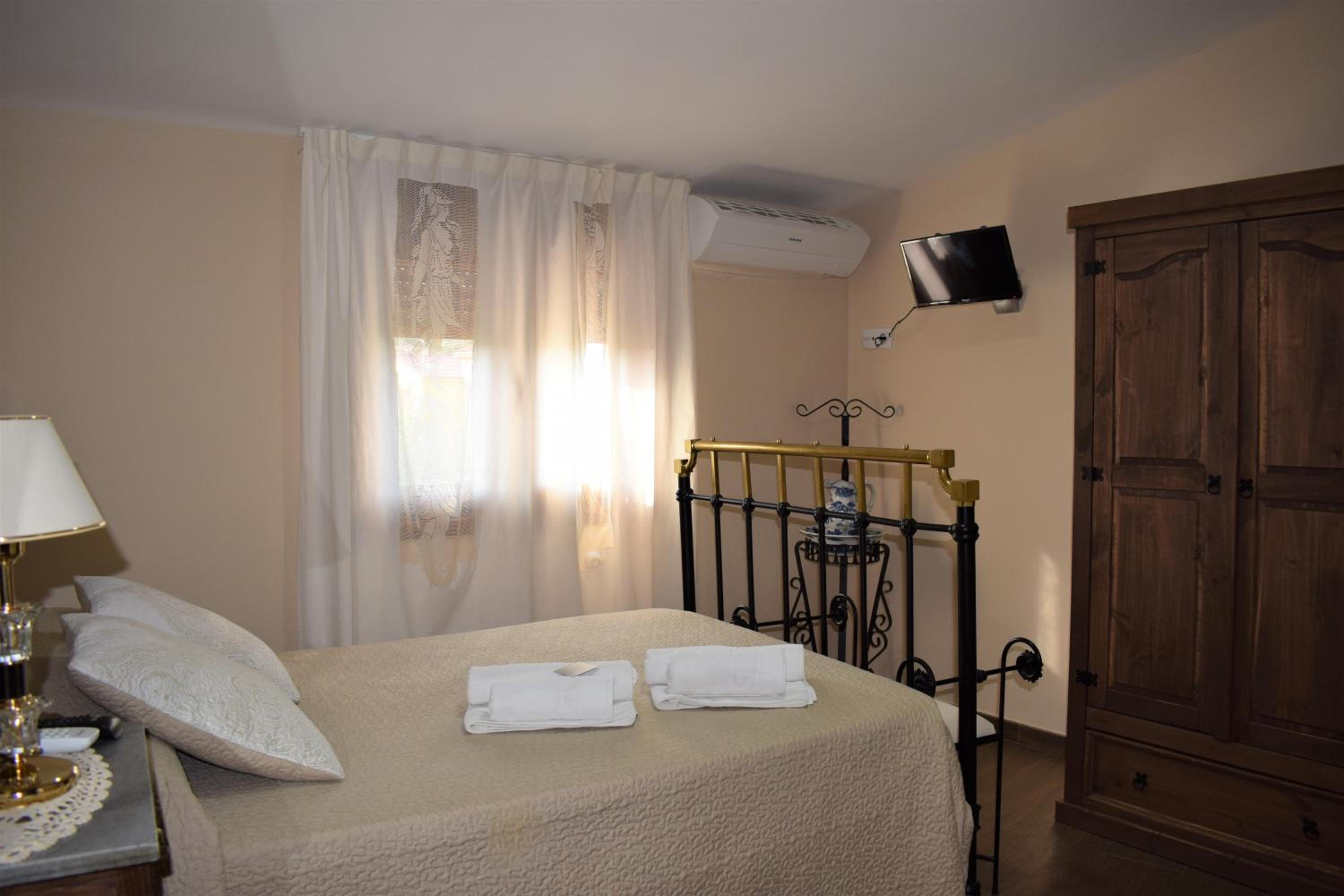 Double Room with Private Bathroom photo 3